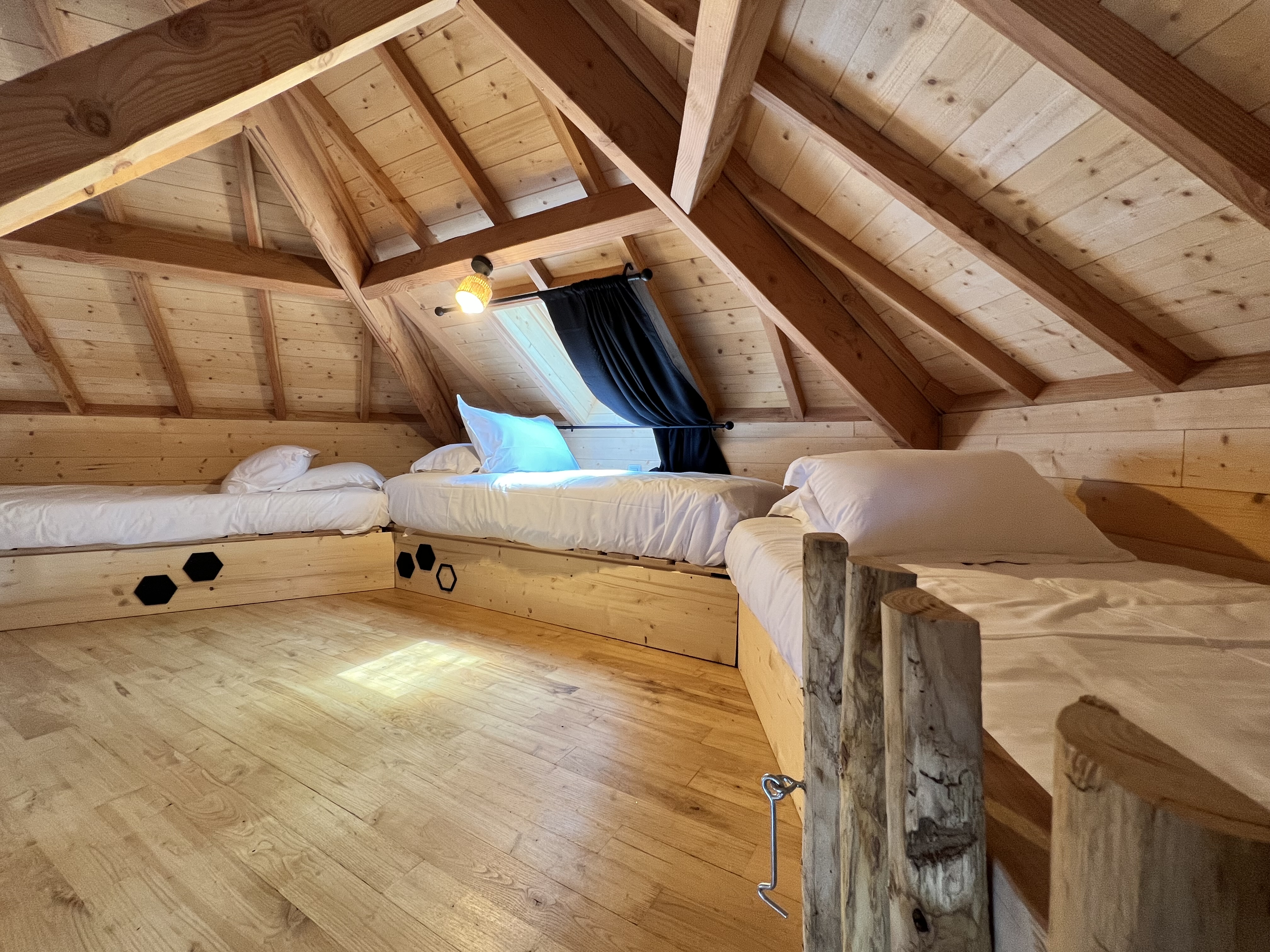 Cabane Ruche 5 pers — Séjour flottant avec spa à Ain à Meillonnas — détail architectural