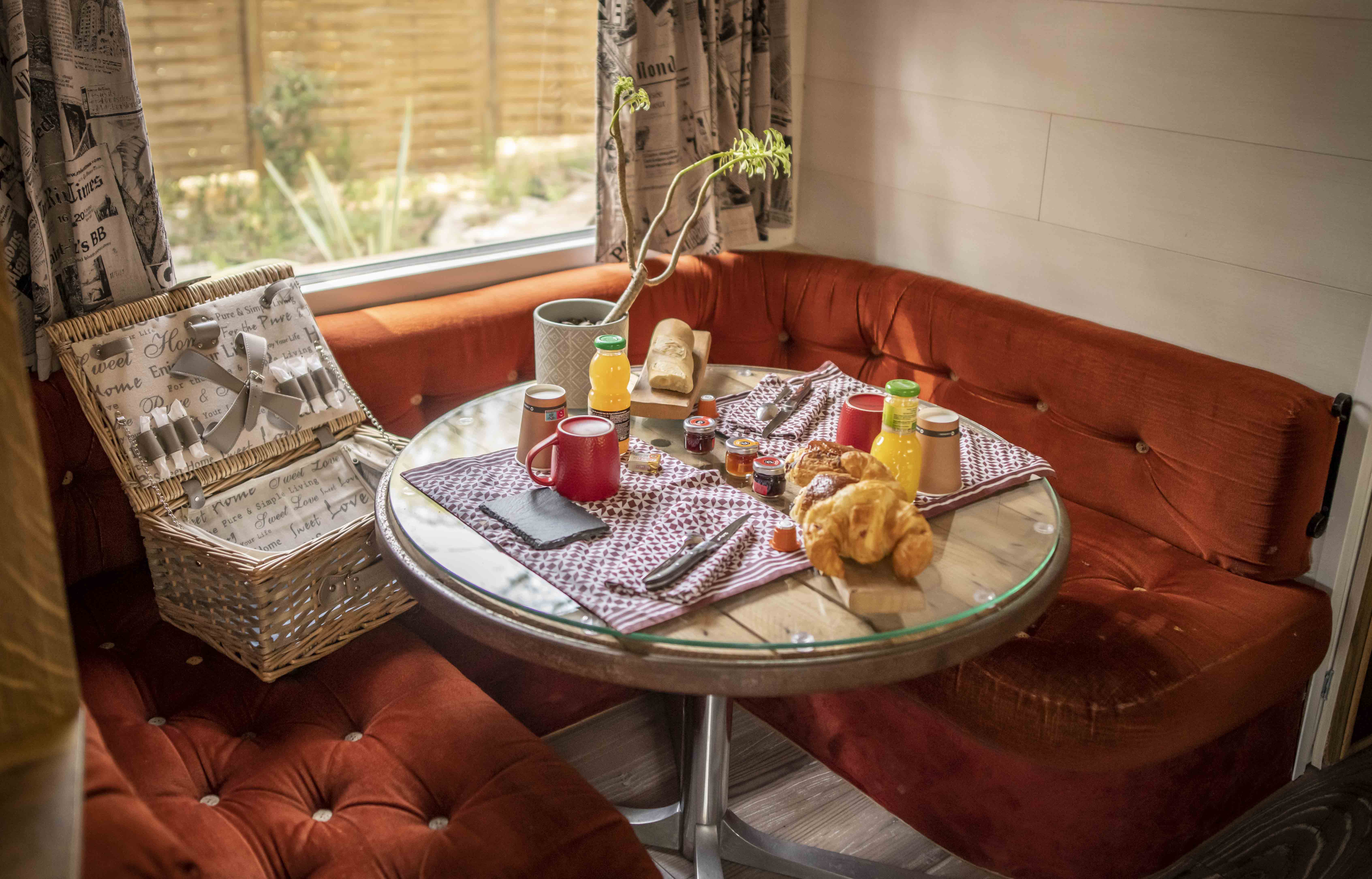 Interlude & SPA — Roulotte avec jacuzzi à Bouches-du-Rhône à Lambesc — vue depuis la terrasse