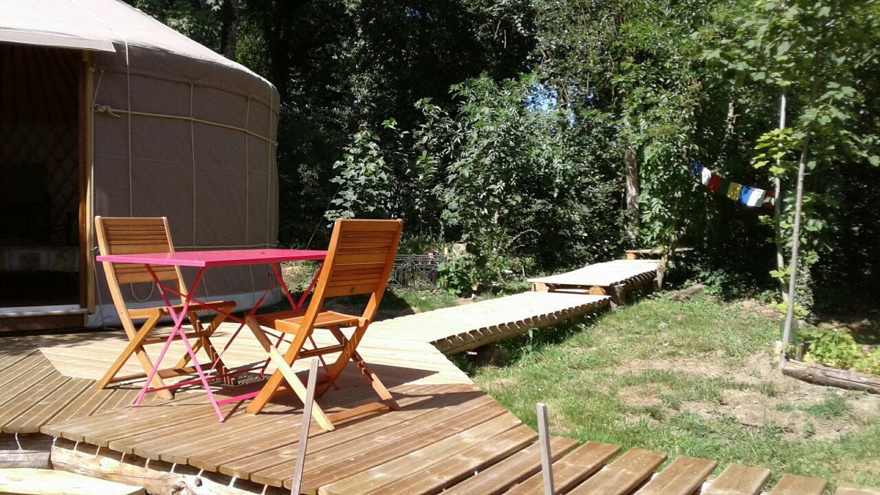 Votre évasion en yourte au cœur de la verdure auvergnate à Treignat — chambre