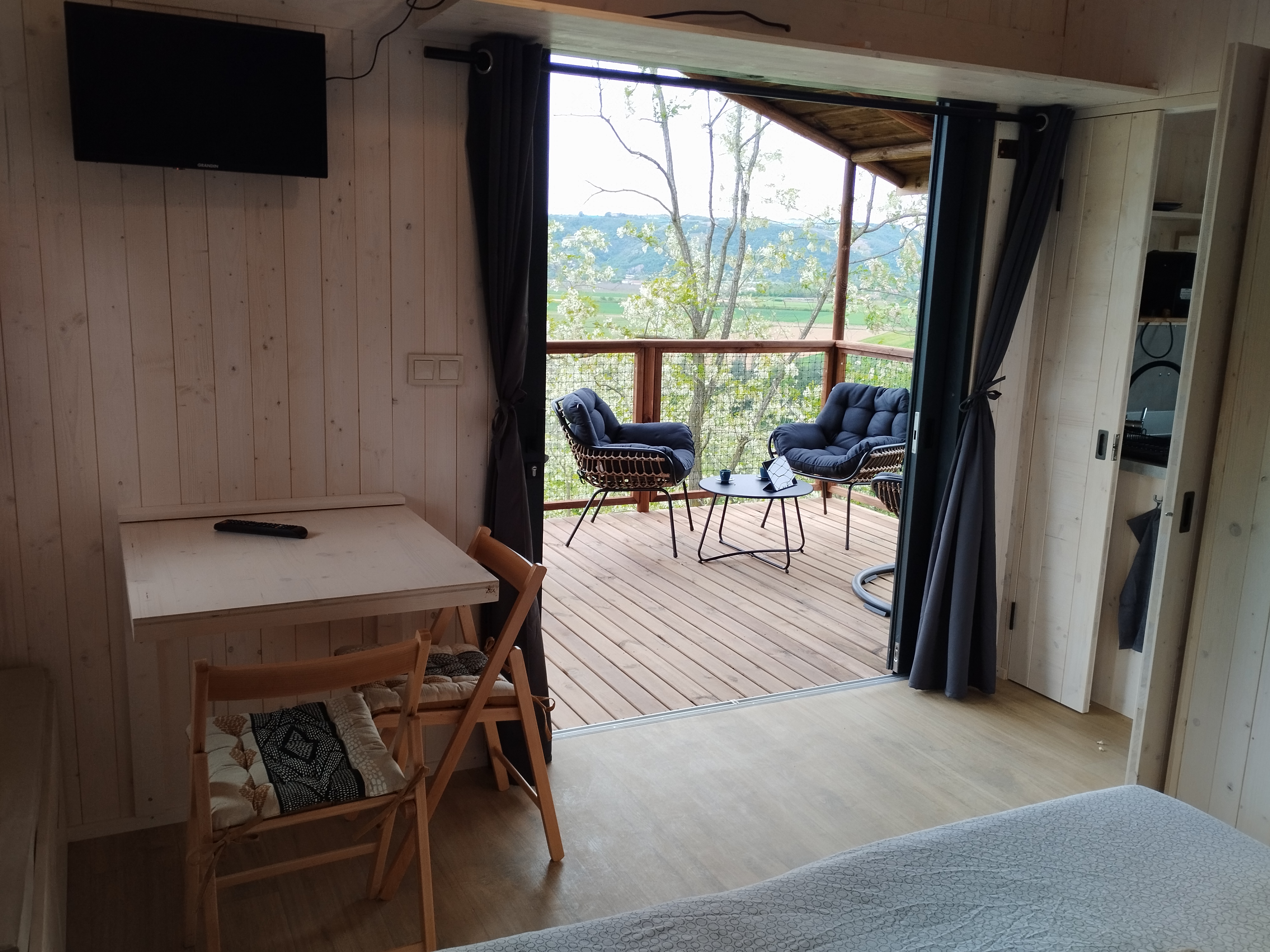 Évasion en cabane sur pilotis au cœur des Alpes à Auvergne-Rhône-Alpes — cuisine