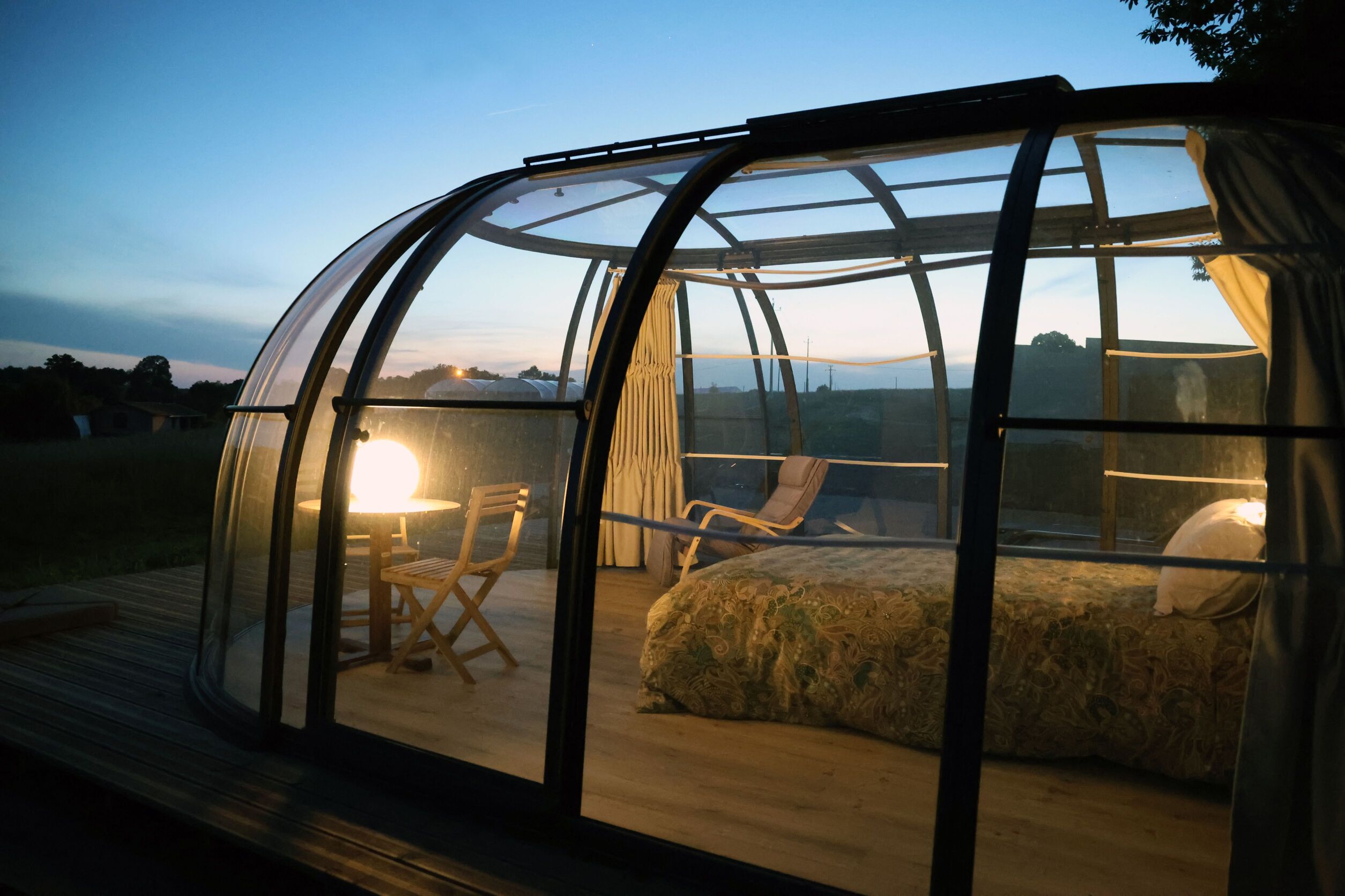 Évasion étoilée dans une bulle avec spa privatif