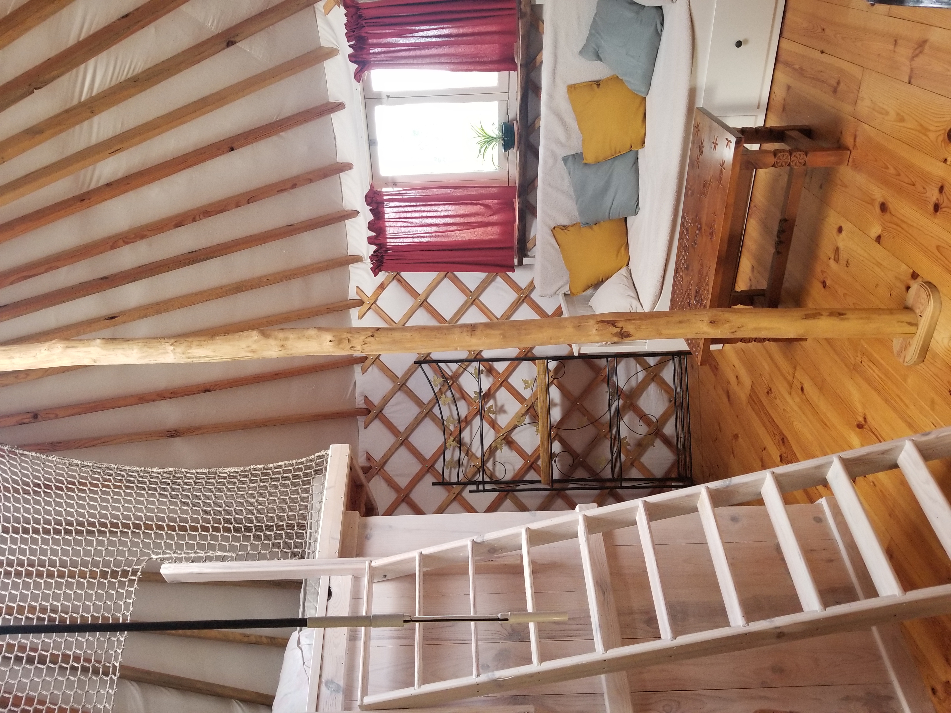 Vivez une expérience unique dans une yourte en Aquitaine à Gans — vue intérieure