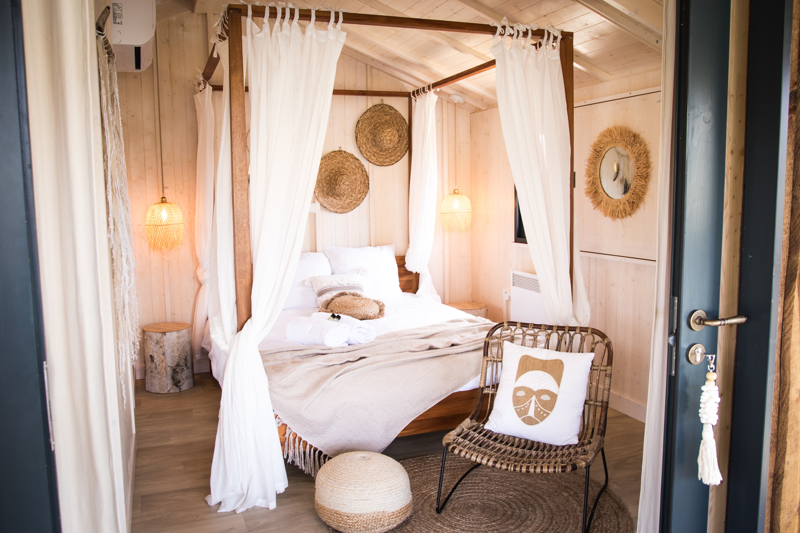 Cabane Chic Lacustre & Spa — Cabane sur pilotis avec spa à Gers à Riguepeu — espace de vie