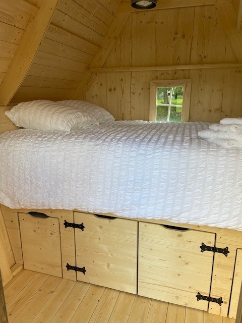 La Cabane des Farfadets : une échappée enchantée en Bretagne à Boisgervilly — salle de bain