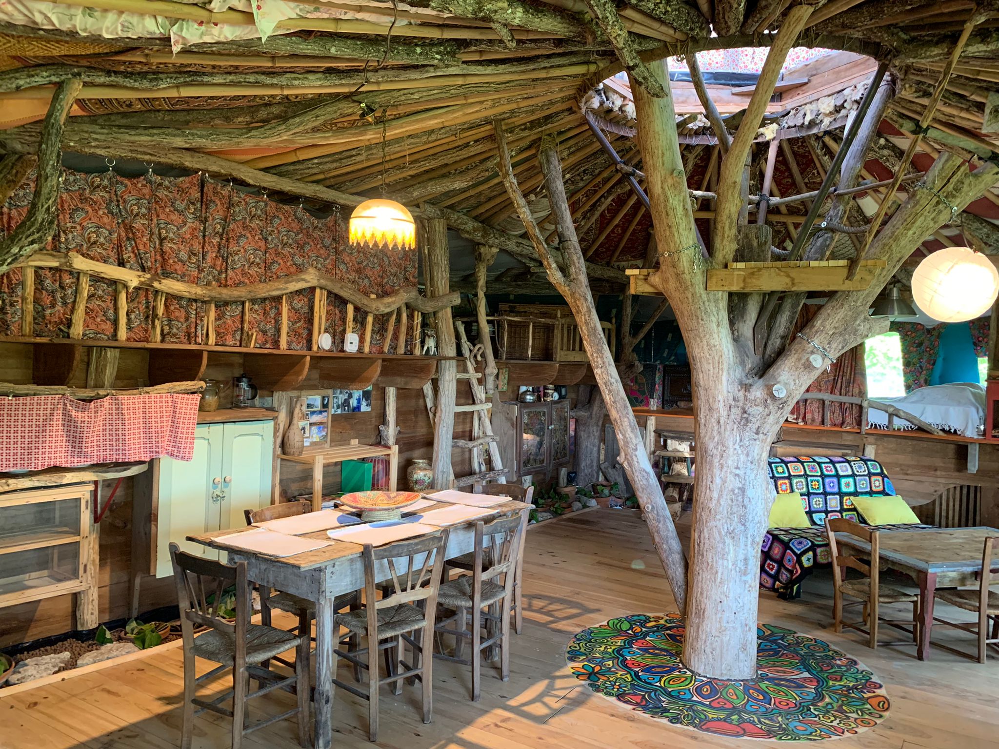 Colline sous les étoiles : une maison de hobbit en Aquitaine à Bajamont — vue depuis la terrasse