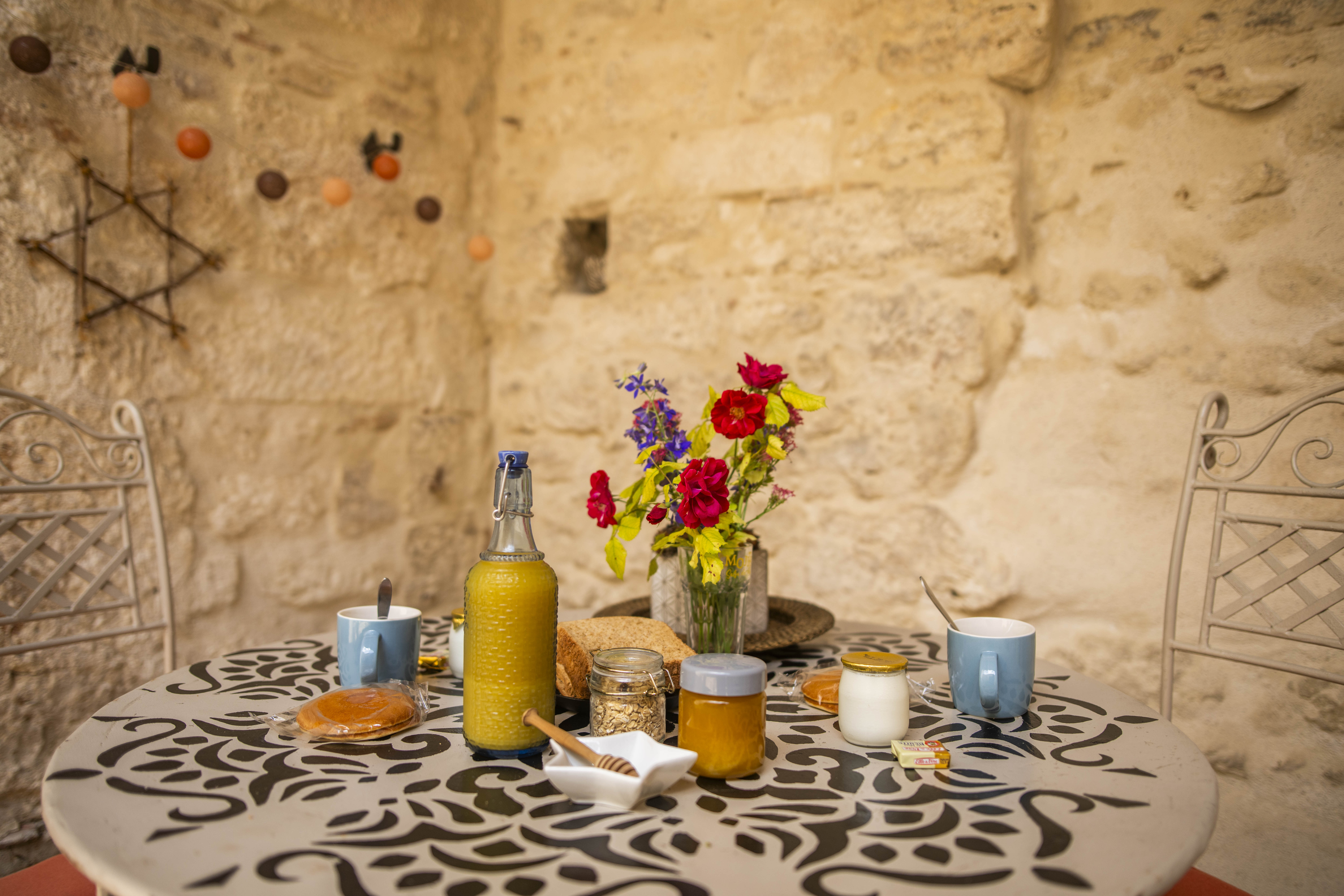 Le Secret & Spa : une maison troglodyte au cœur du Quercy à Montpezat De Quercy — cuisine