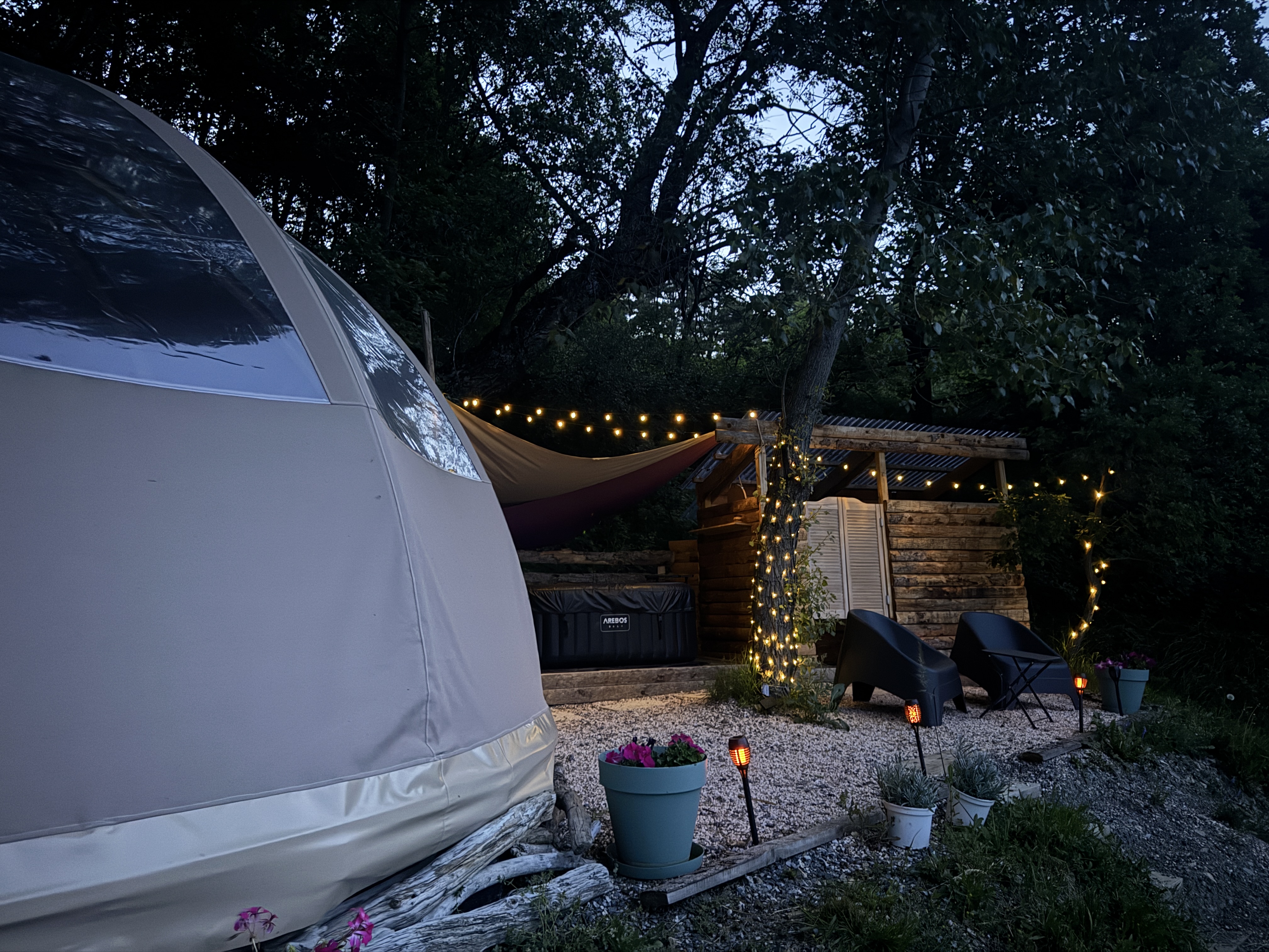 Wigwam montagnard & Spa — Nuit étoilée dans un wigwam en Hautes-Alpes à La Salle-les-Alpes — espace de vie