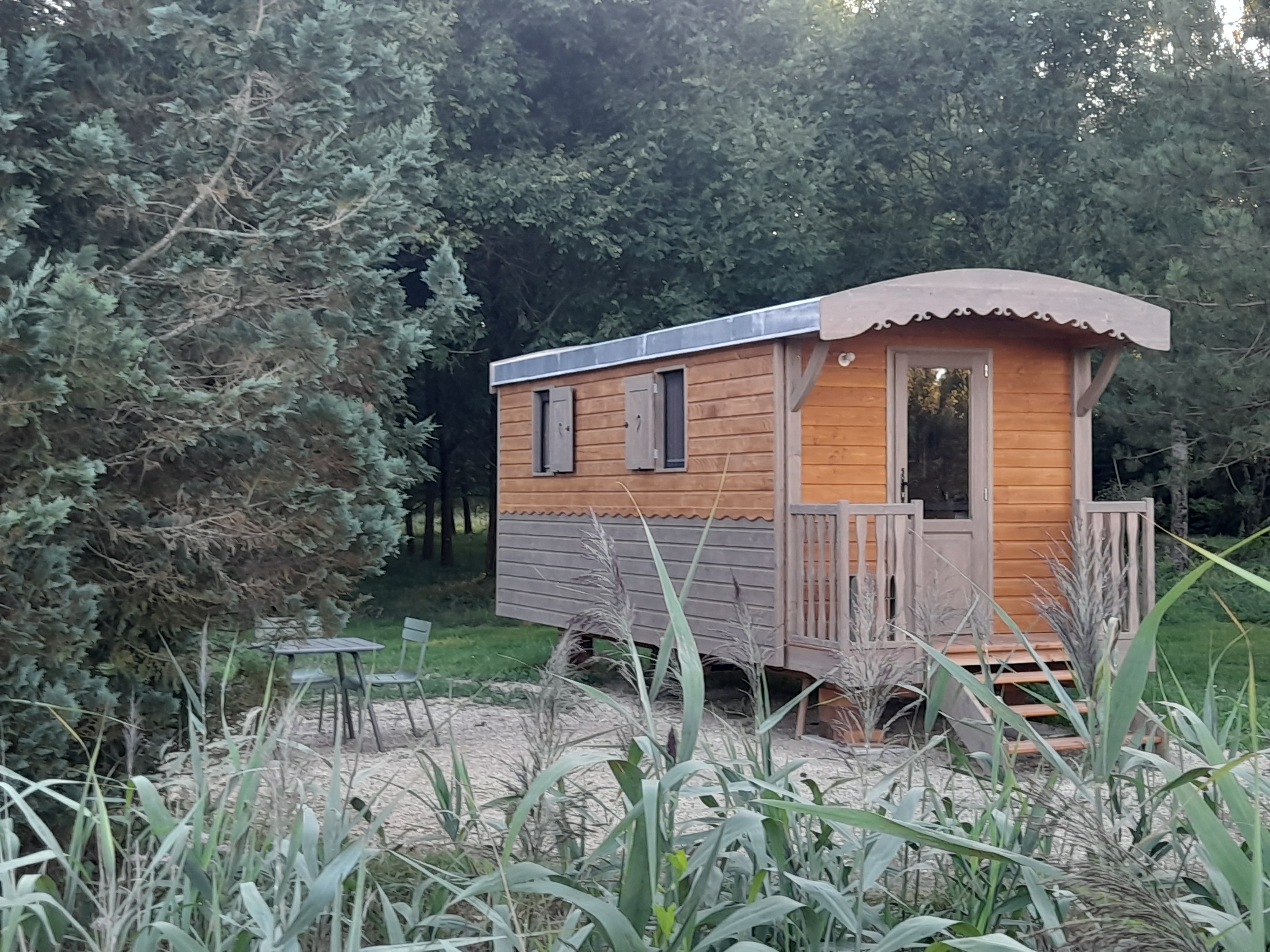 La roulotte des sources de Gulène — Roulotte avec spa à Yonne à Auxerre — environnement naturel