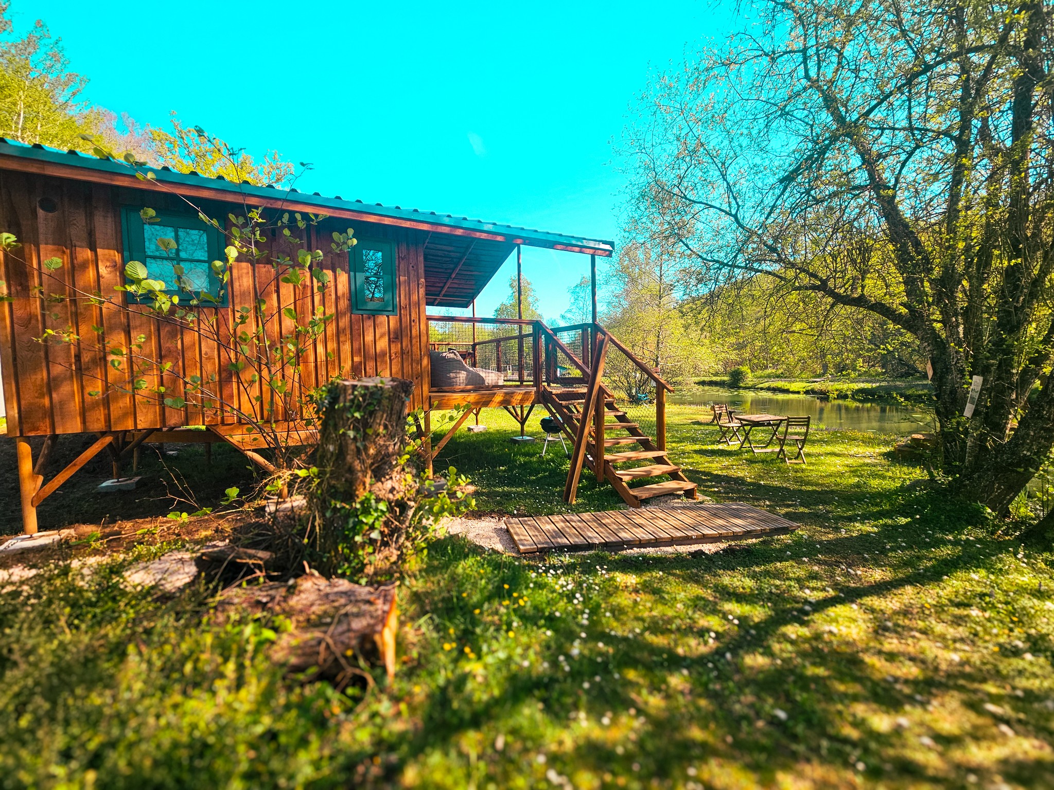 La Cabane du Héron : un lodge sur pilotis au bord de l'étang à Saint Andre Allas — espace de vie