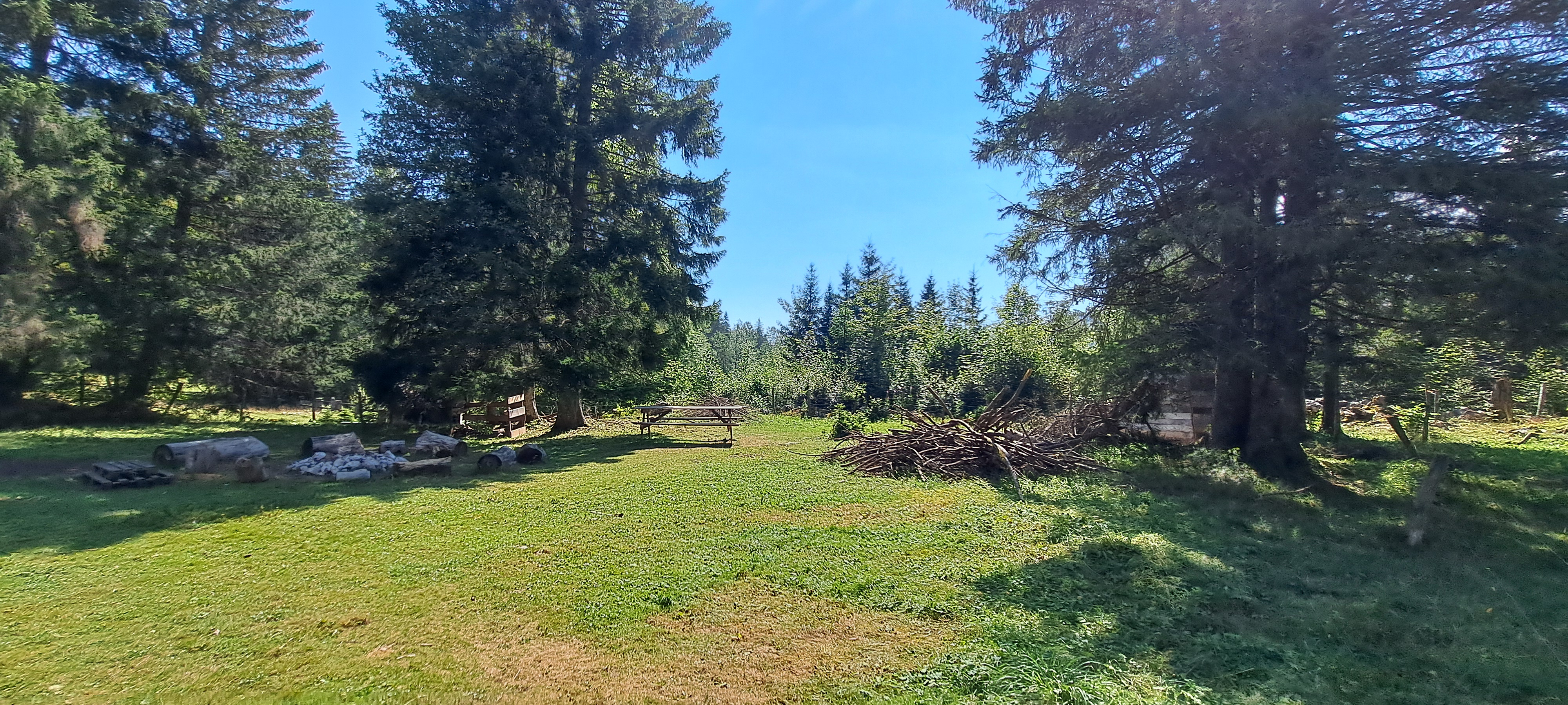 Évasion en roulotte Franco-Suisse au cœur de la nature à Rochejean — cuisine