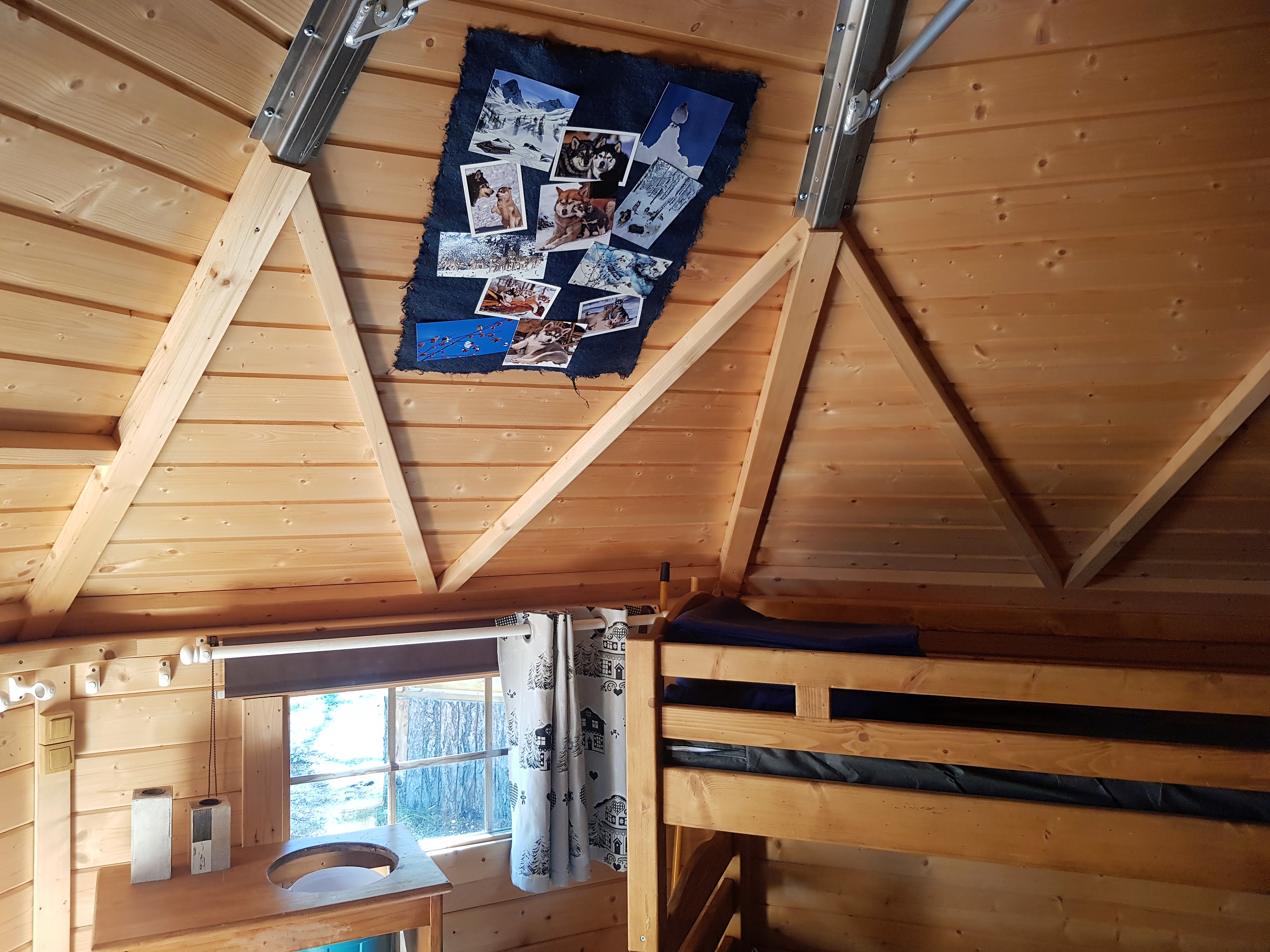 Un refuge esprit cabane pour une évasion en pleine nature à Saint Martin De Queyrières — vue depuis la terrasse