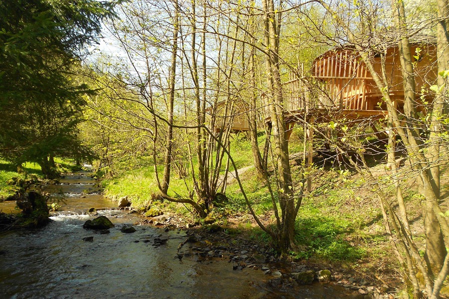 Cabane sur pilotis au fil de l'eau en Alsace