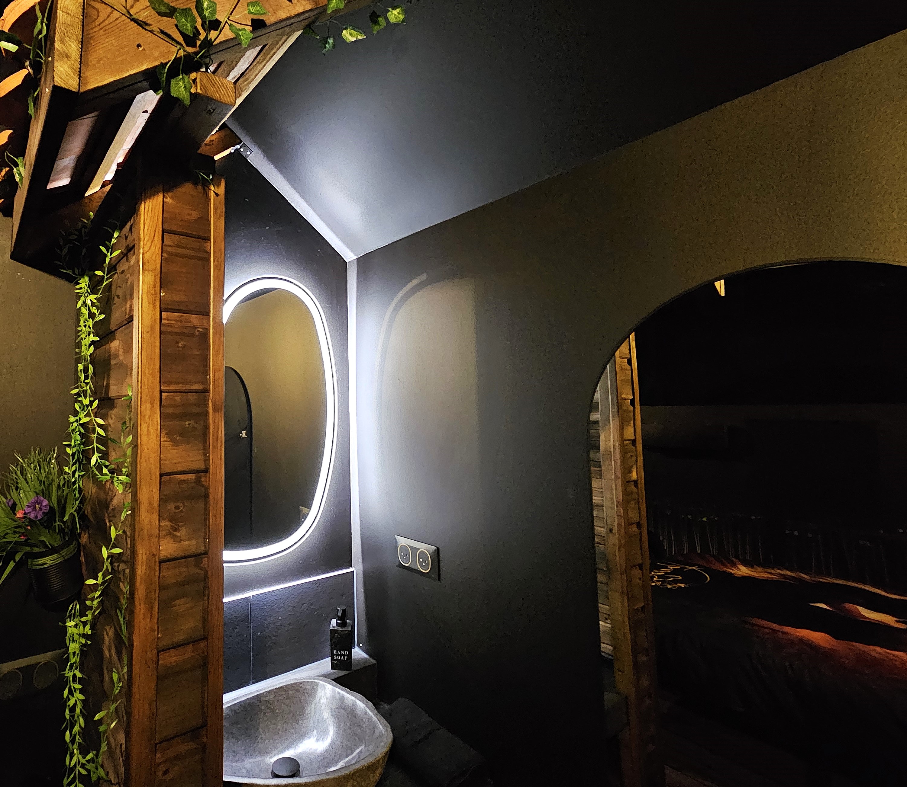 Secret Love Garden — Maison insolite avec spa à Crémieu à Crémieu — vue depuis la terrasse
