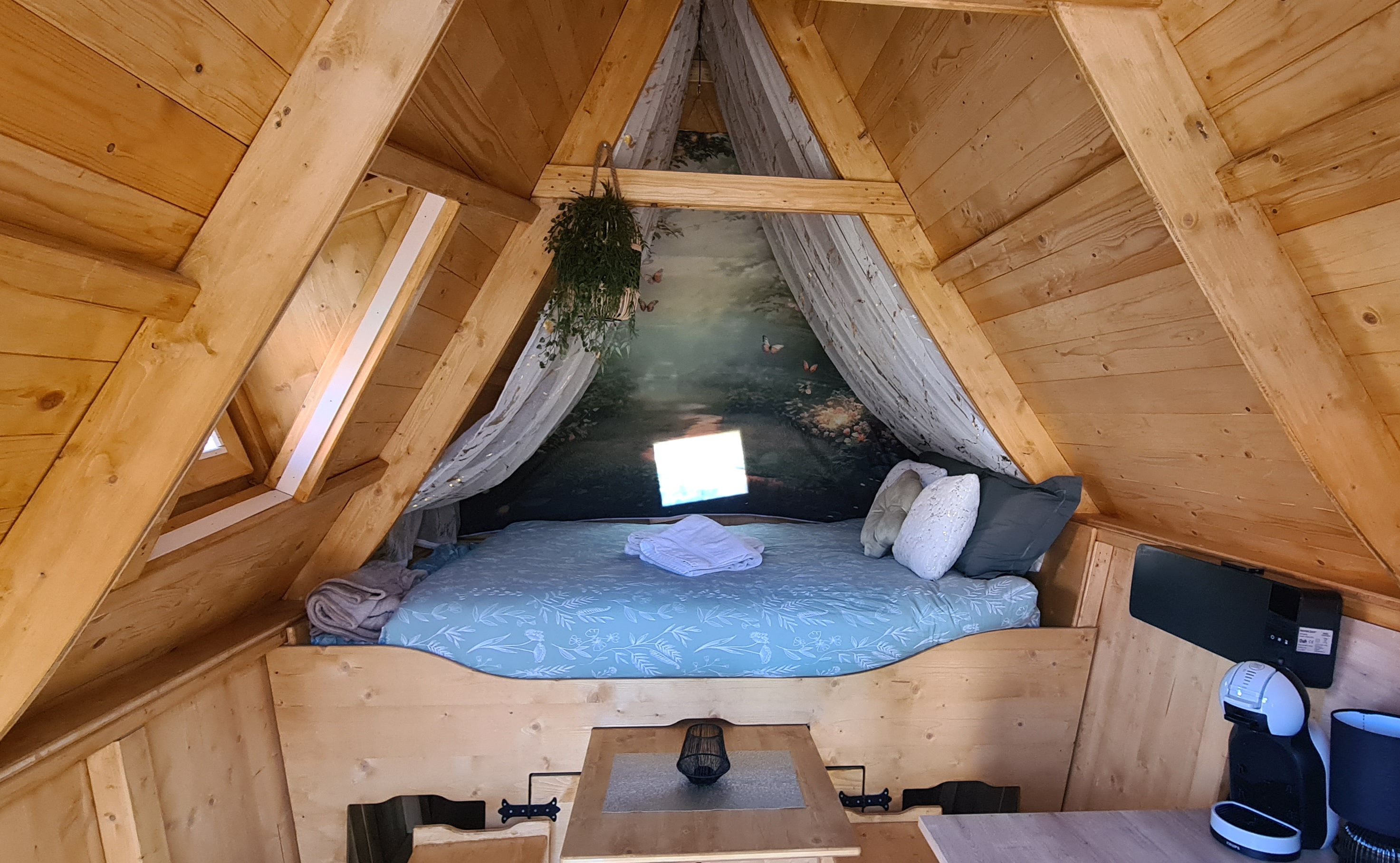 La Cabane Féérique : un refuge enchanteur en pleine nature à Hauts-de-France — vue intérieure