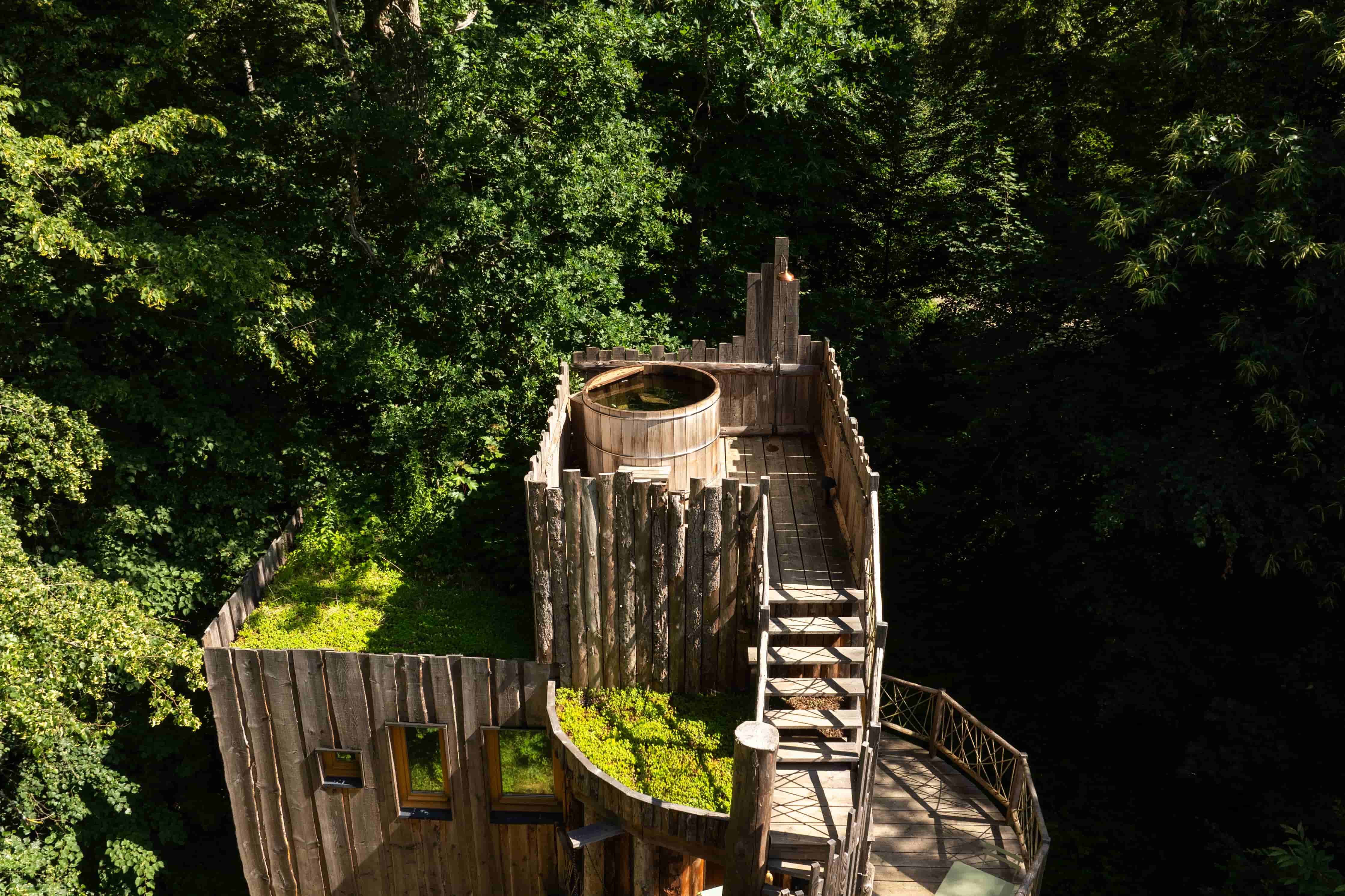 Cabane Spa Plus Mystérieuse : une évasion dans les arbres à Raray — vue intérieure