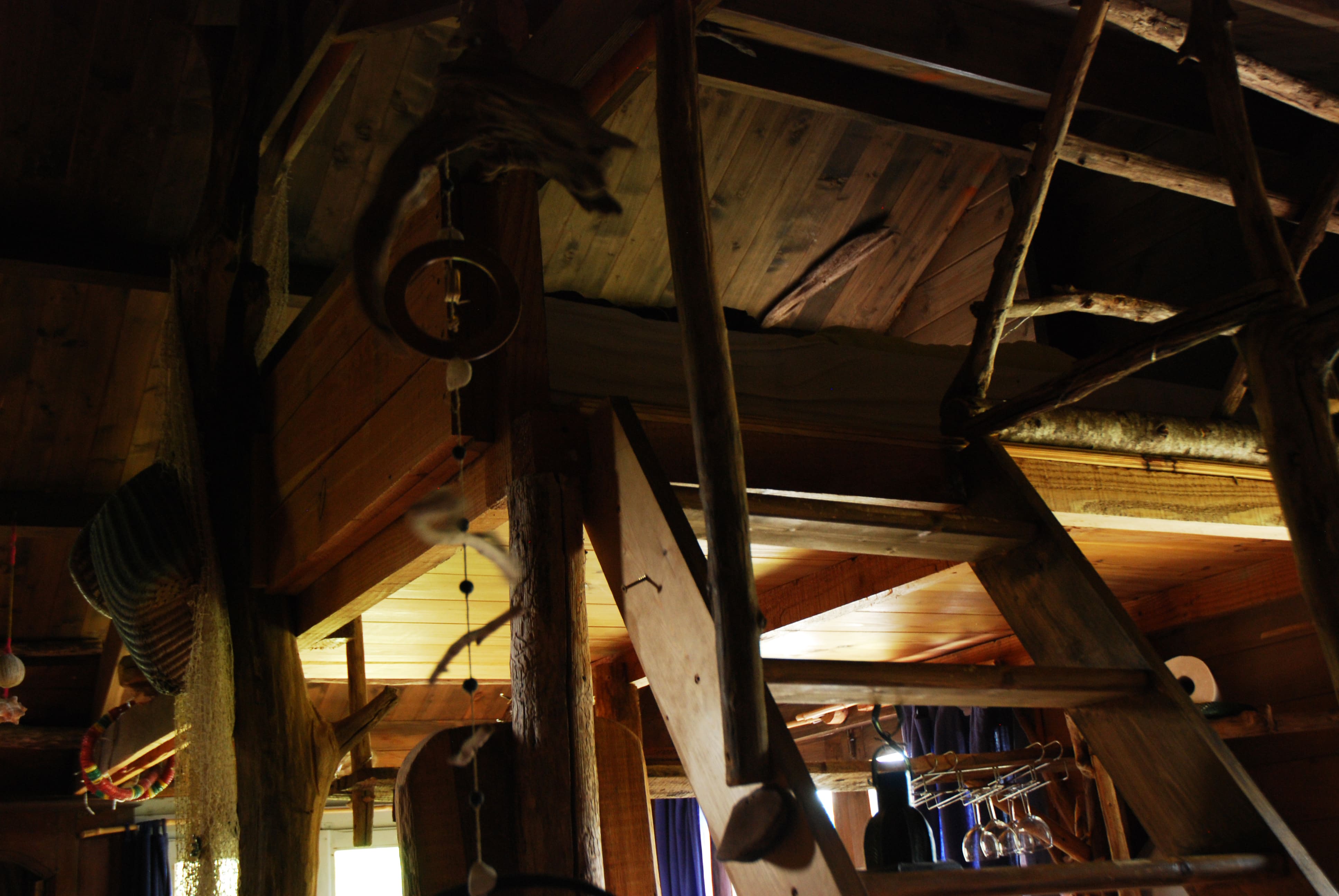La cabane du Pêcheur — Cabane avec spa à La Ferme des Histoires Mélangées à Brive-la-Gaillarde — détail architectural