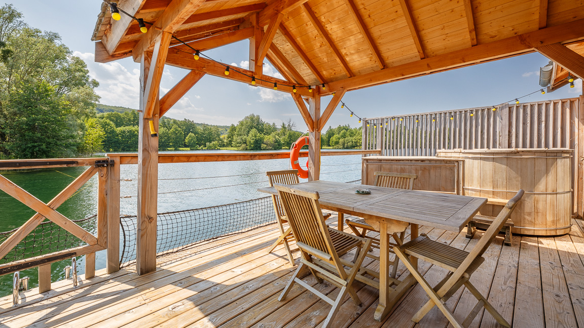 Cabane sur l'eau avec bain nordique — Escapade insolite à Somme à Beauchamps — environnement naturel