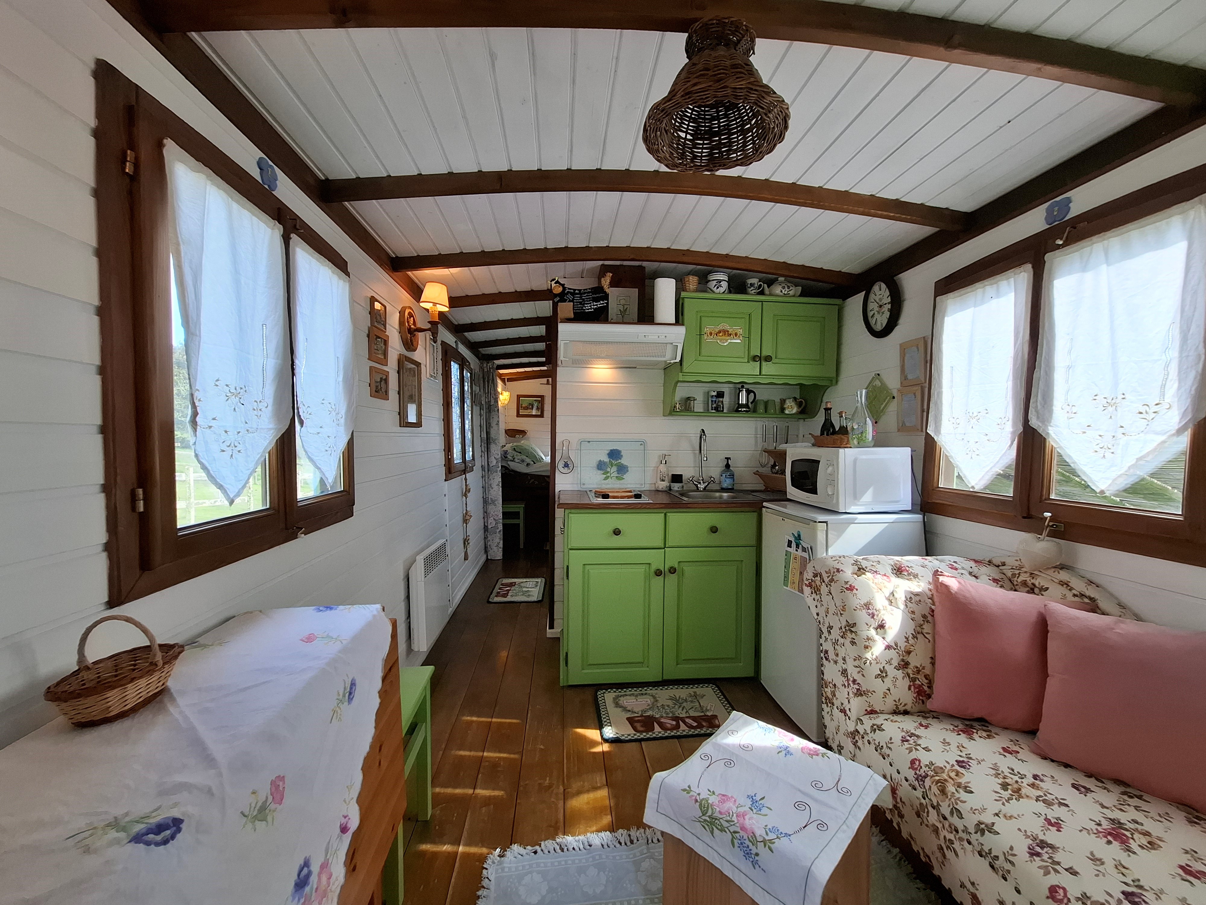 Fleur des Champs — Roulotte avec spa à Sud-Gironde à Bourdelles — espace de vie