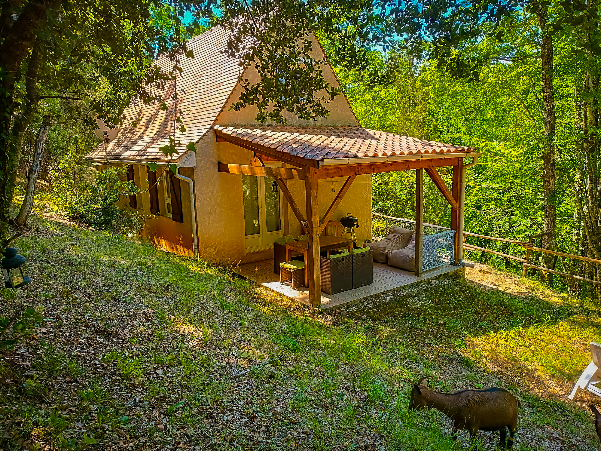 Gîte dans les bois au cœur du Périgord noir à Saint Andre Allas — détail architectural