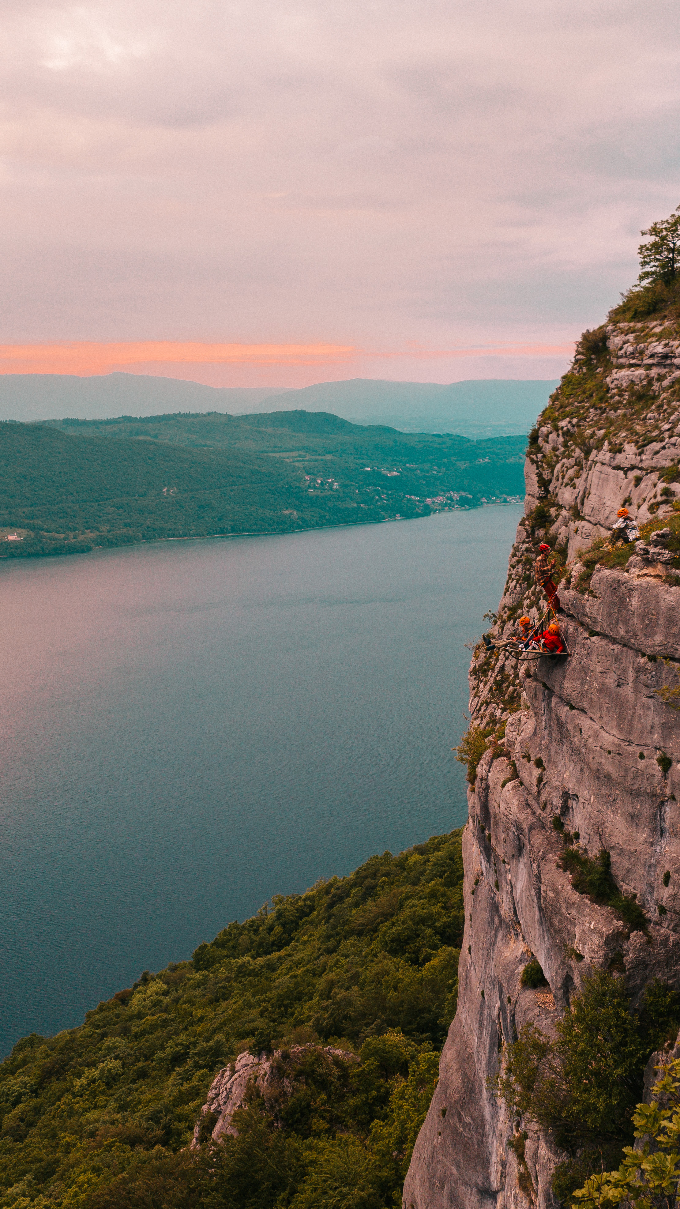 Nuit Suspendue en Falaise — Hébergement insolite avec vue sur le lac du Bourget en Savoie à Aix-les-Bains — vue intérieure