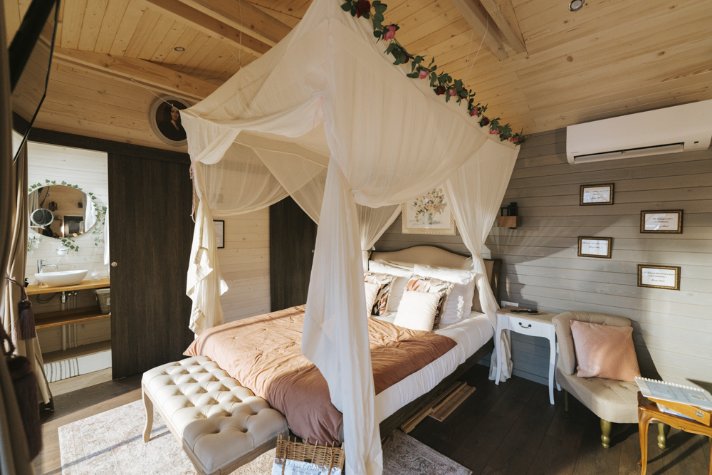 La Romance de George Sand : une cabane sur pilotis au cœur de la nature à Malicornay — espace de vie
