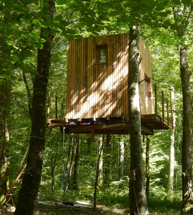 La Cabane des Troglodytes : un refuge suspendu en Franche-Comté à Mont Sous Vaudrey — espace de vie