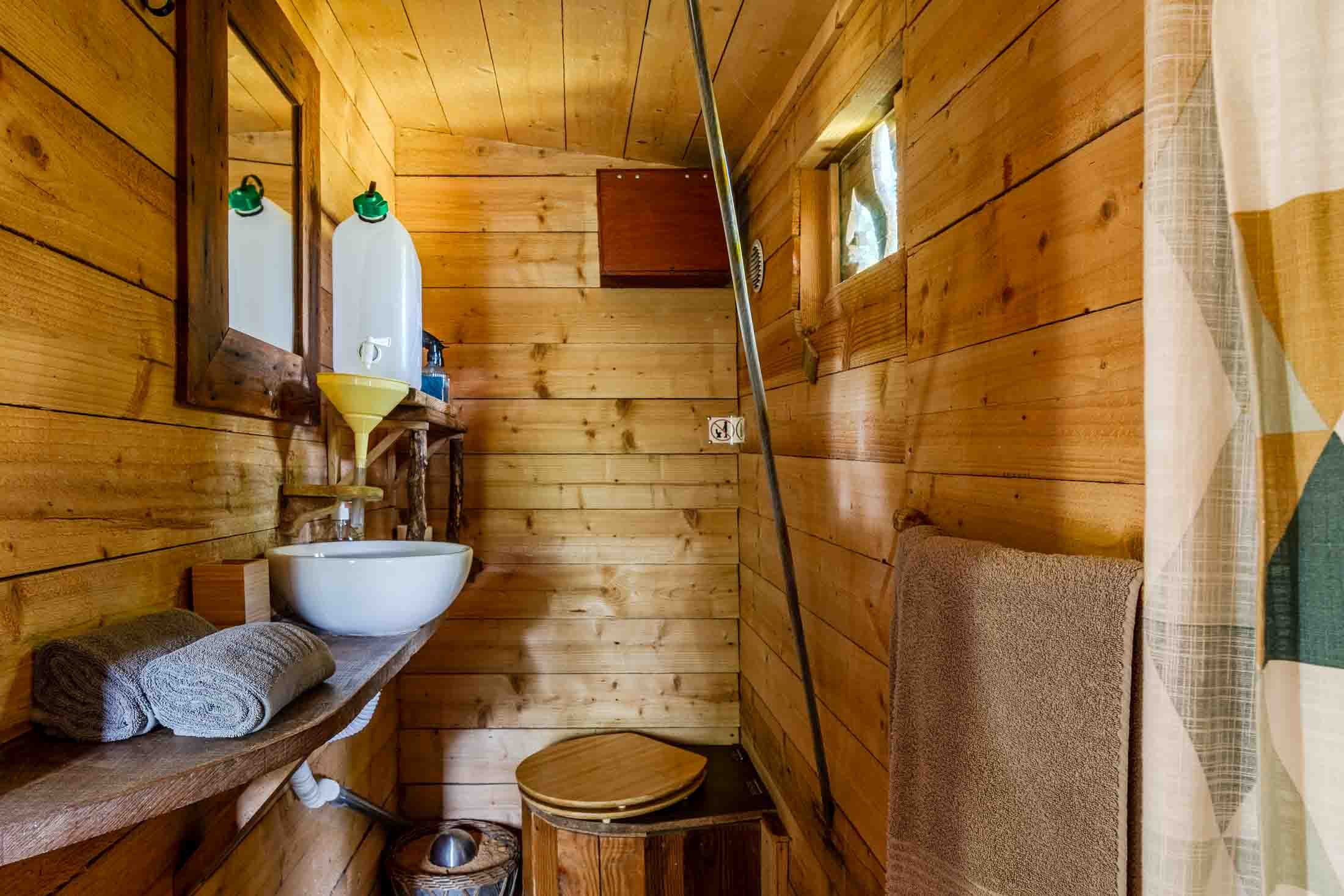 Cabane Rouge Gorge — Nuit perchée à 8m dans un chêne en Calvados à Valambray — détail architectural