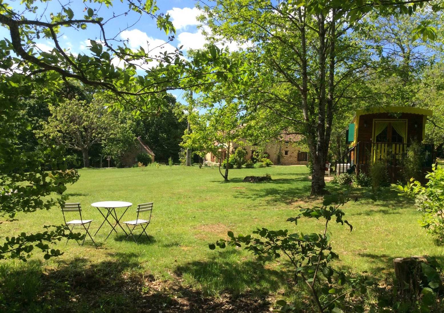 Roulotte côté piscine : une escapade bucolique en Aquitaine à Journiac — vue intérieure