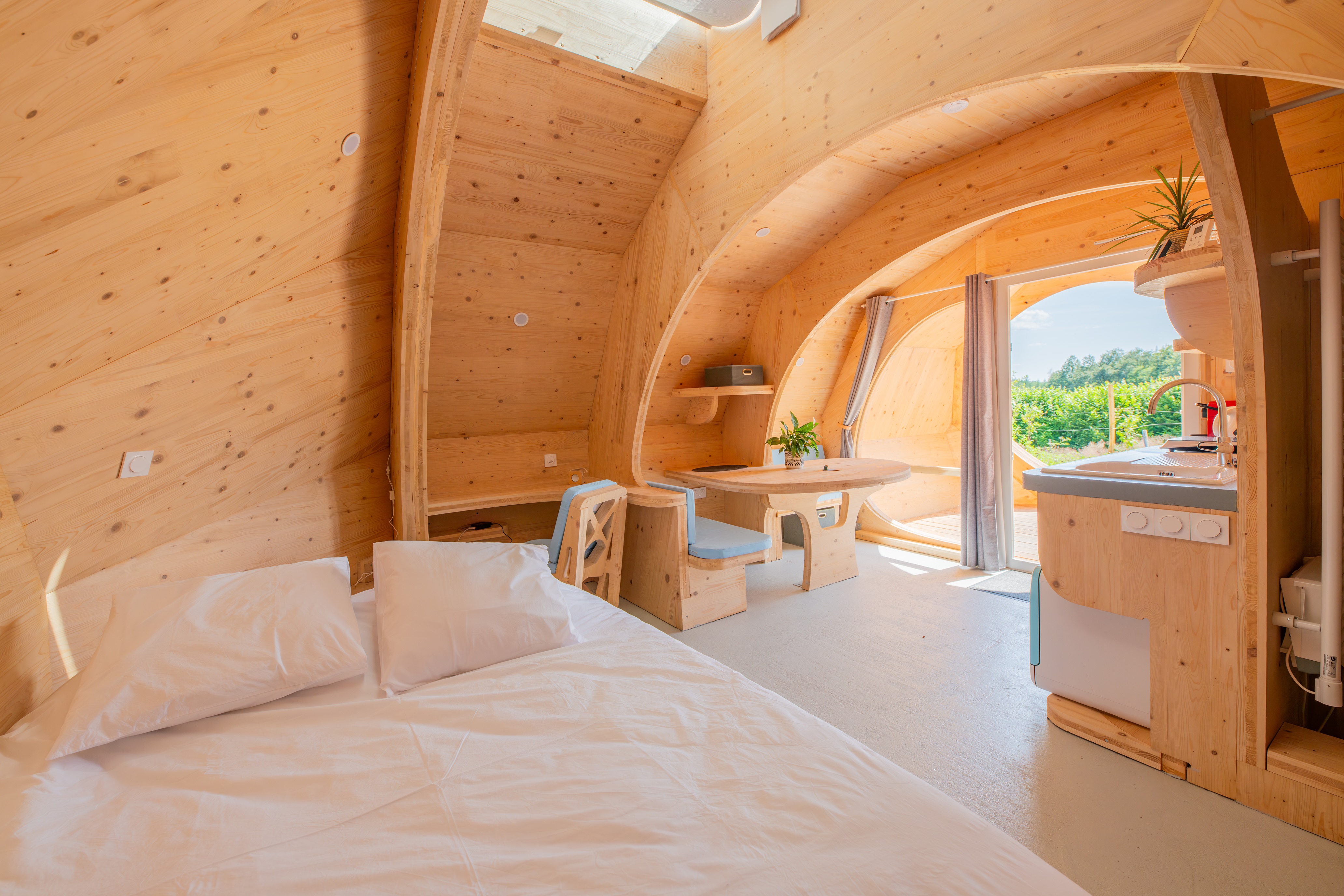 Nid merisier : une cabane végétalisée au cœur du Limousin à Neuvic — chambre