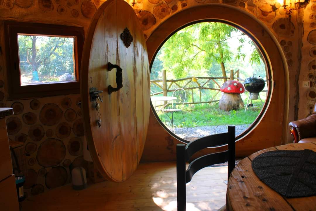 La cabane végétalisée : une maison de hobbit en pleine nature