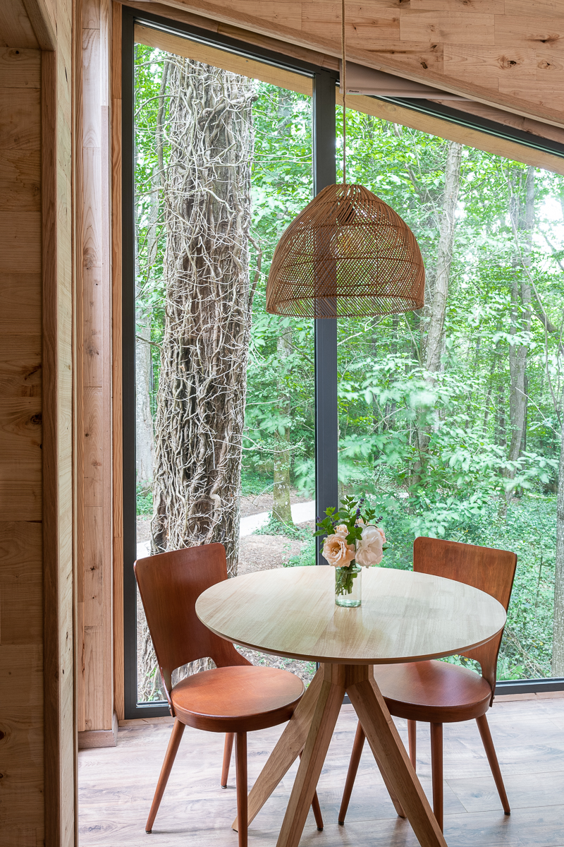 Flora Pertica : une cabane sur pilotis au cœur de la nature à Courcerault — cuisine