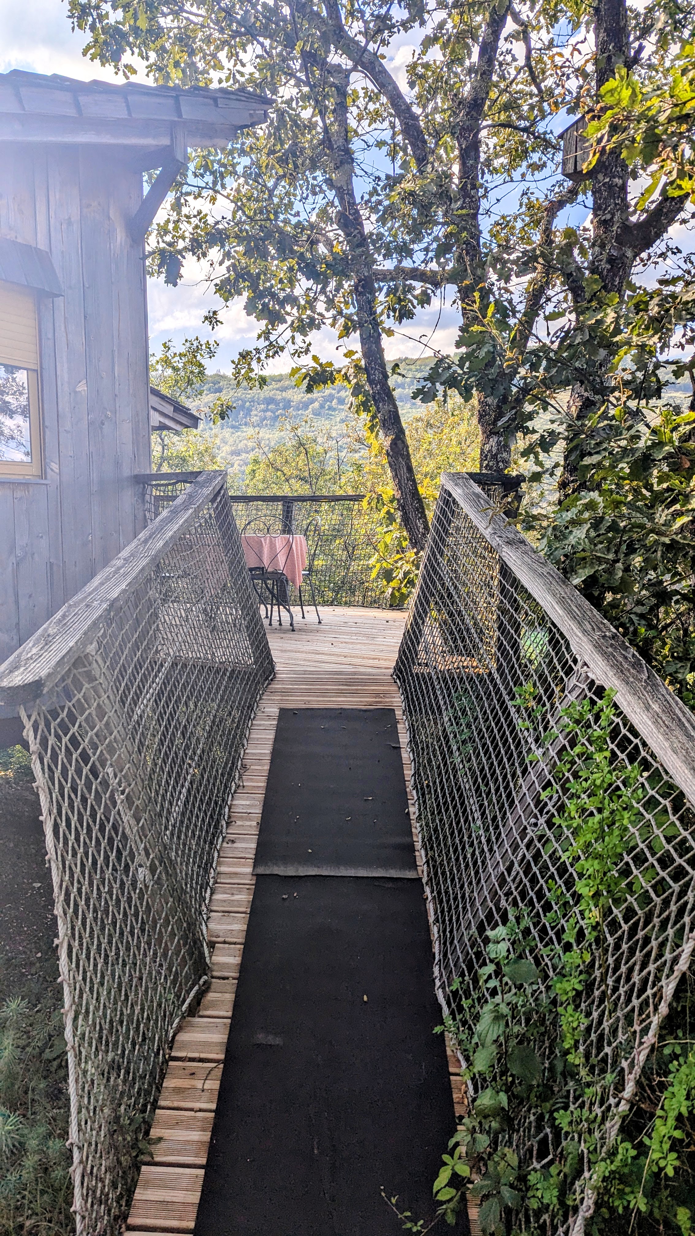 La Sapinière : une cabane sur pilotis au cœur des Alpes à Serrières-Sur-Ain — cuisine