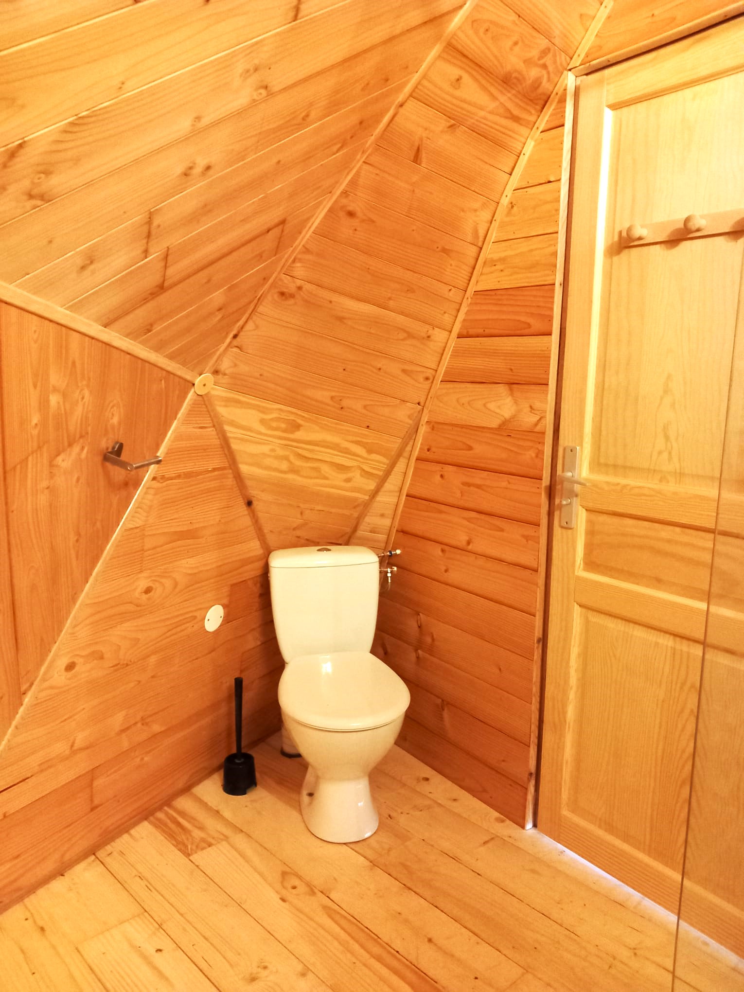 Un dôme enchanteur au bord du lac en Auvergne à Condat-En-Combraille — détail architectural