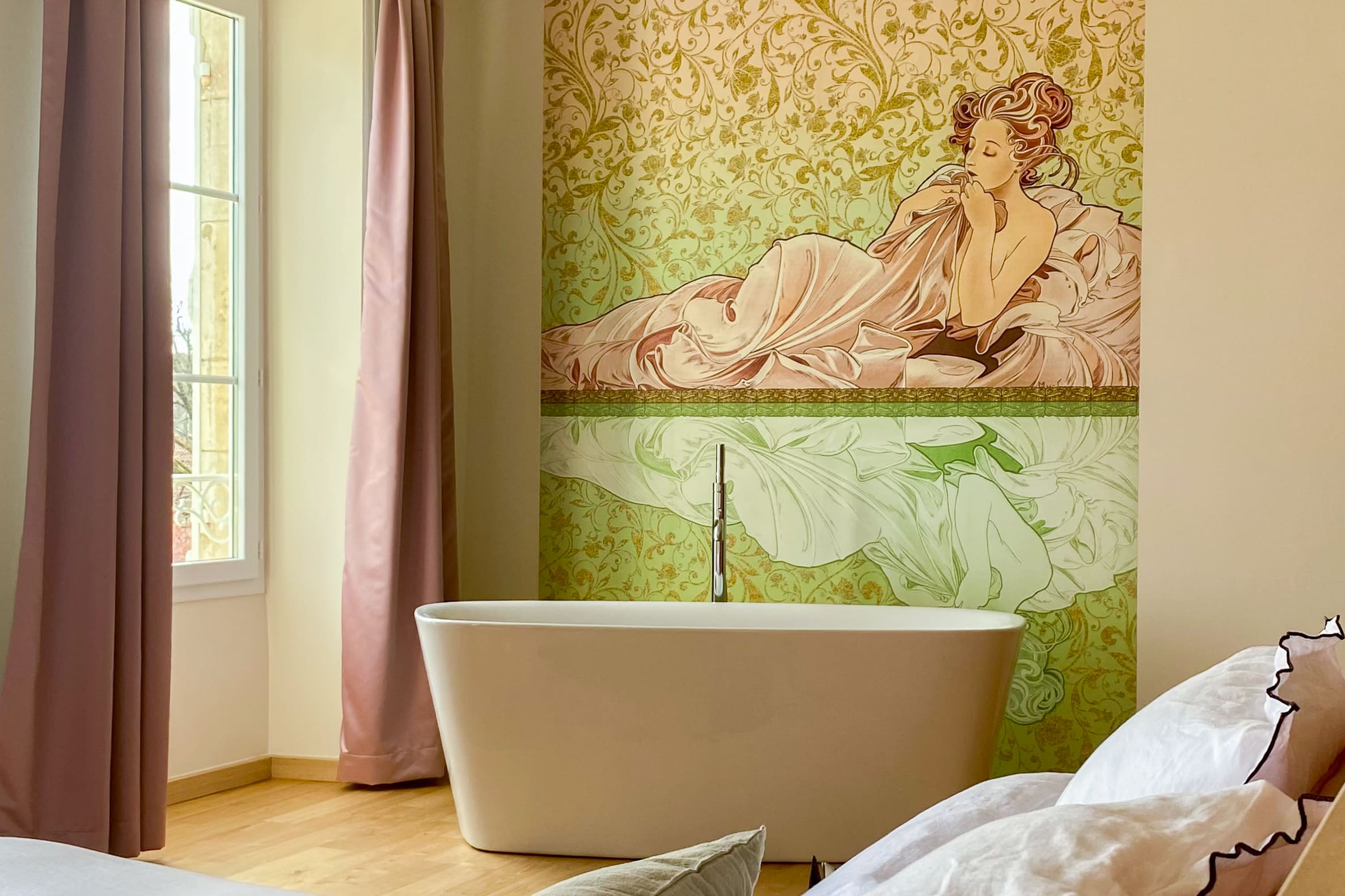 Suite Opale Rose — Maison insolite avec baignoire îlot à Lot