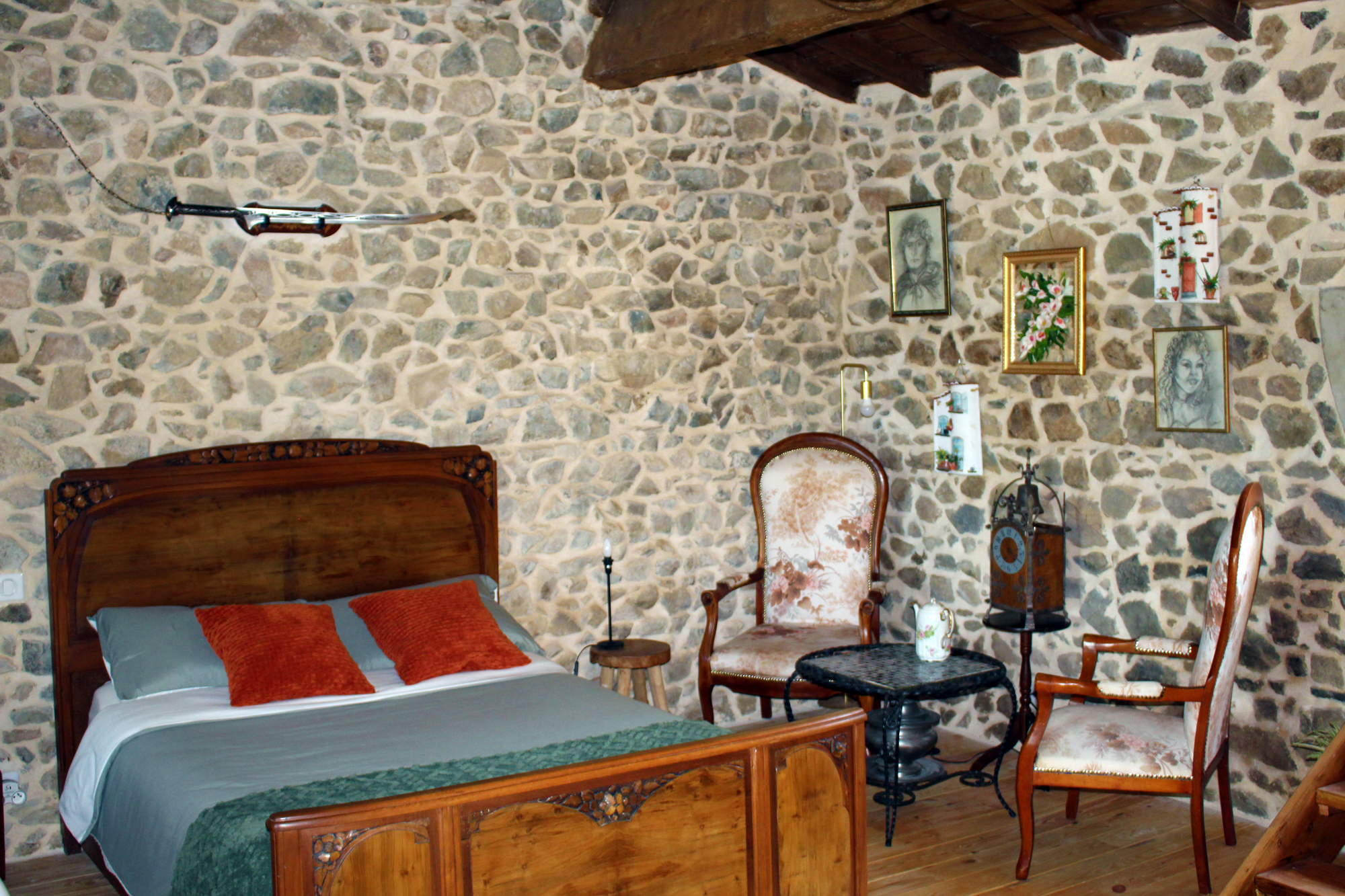 Maison de hobbit — Séjour féérique avec spa à Rhône à Quincié-en-Beaujolais — détail architectural
