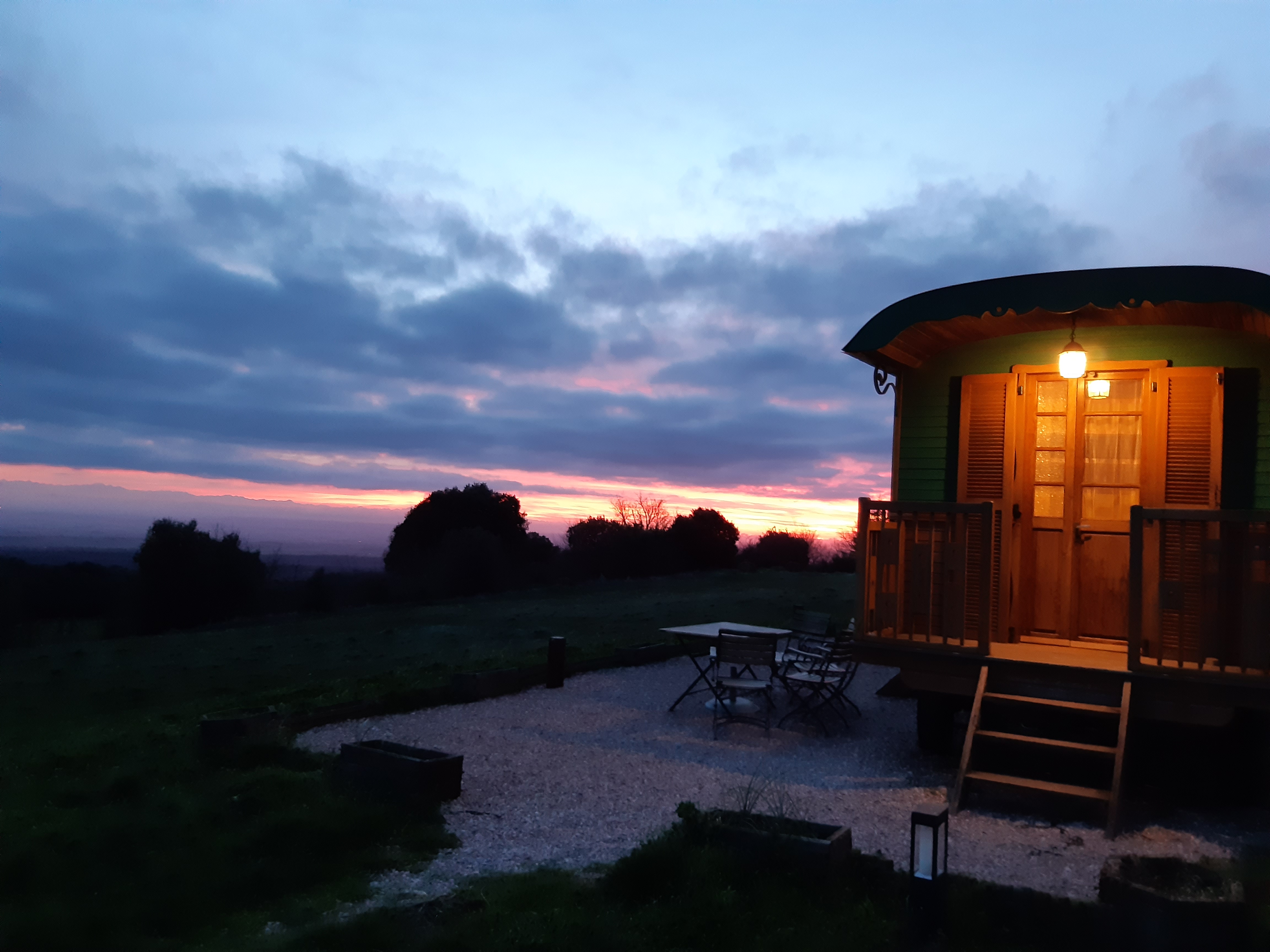 La Roulotte de Campras : une escapade en pleine nature à Saissac — chambre