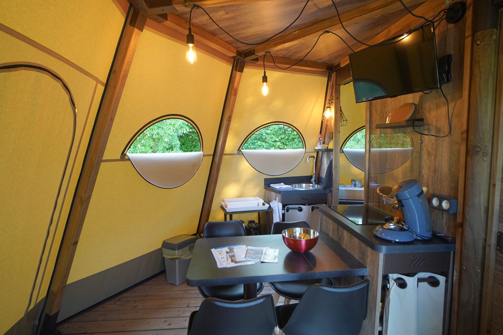 Le Tipi de L'Orée des 4 chemins — Nuit avec spa à Yonne à Villeneuve-Saint-Salves — vue depuis la terrasse