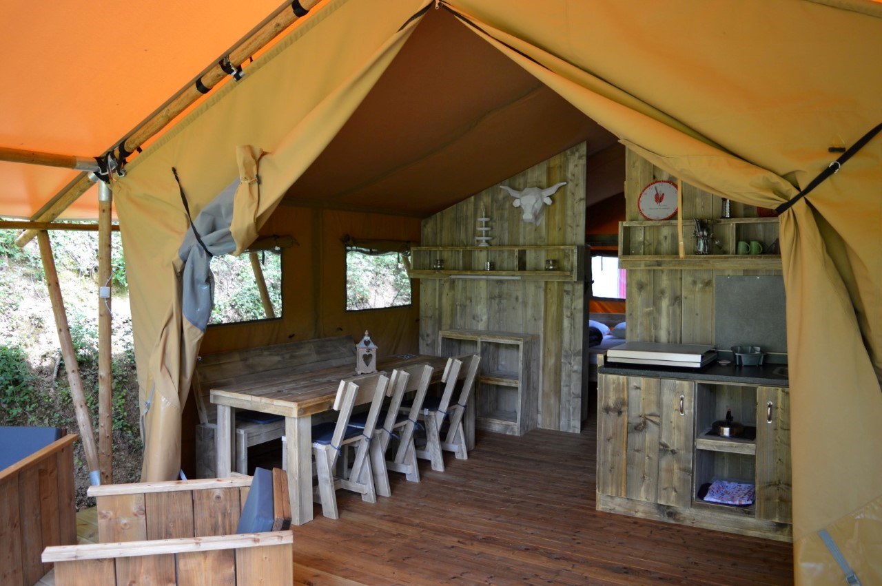 Safari Lodge SPA : une immersion au cœur de l'Auvergne à Saint Constant — cuisine