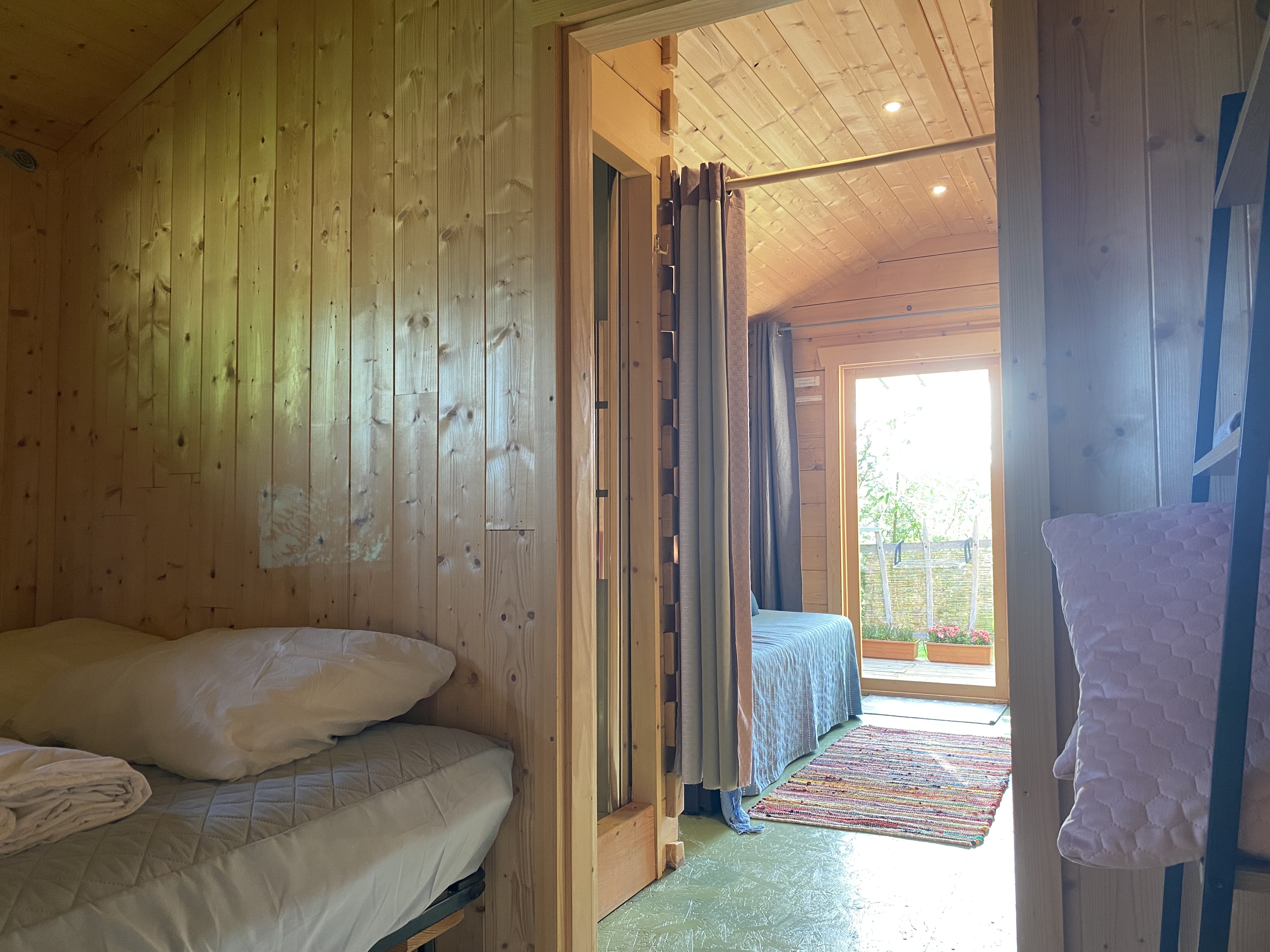 Tiny house 3-4 places — Séjour paisible avec spa à Puy-de-Dôme à Issoire — espace de vie
