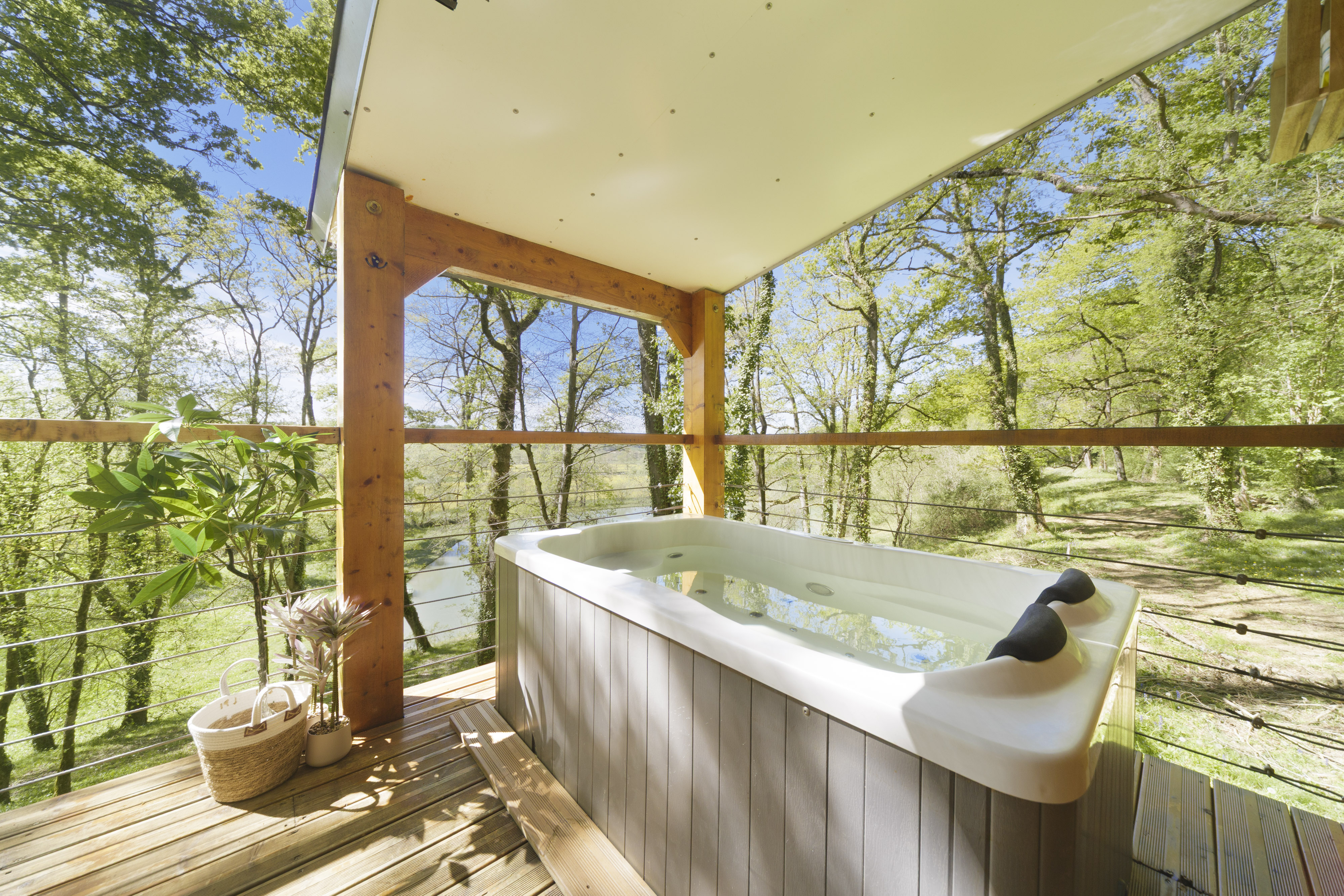 Évasion sensorielle dans la Cabane du Frêne avec spa privatif à Sévignacq — salle de bain