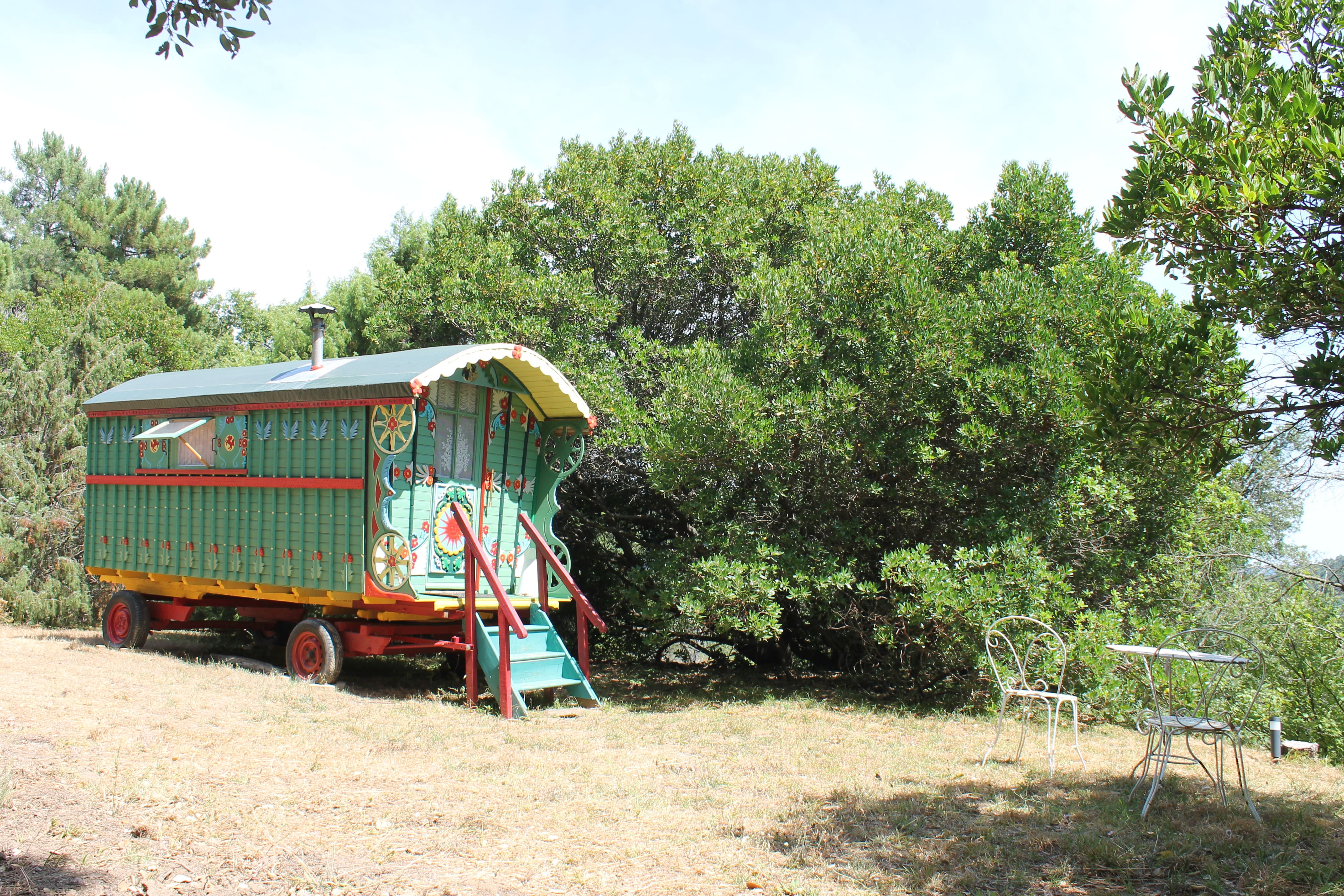 La Roulotte Verte — Nuit cocooning avec spa à La ferme Blandine à La Valette-du-Var — vue intérieure