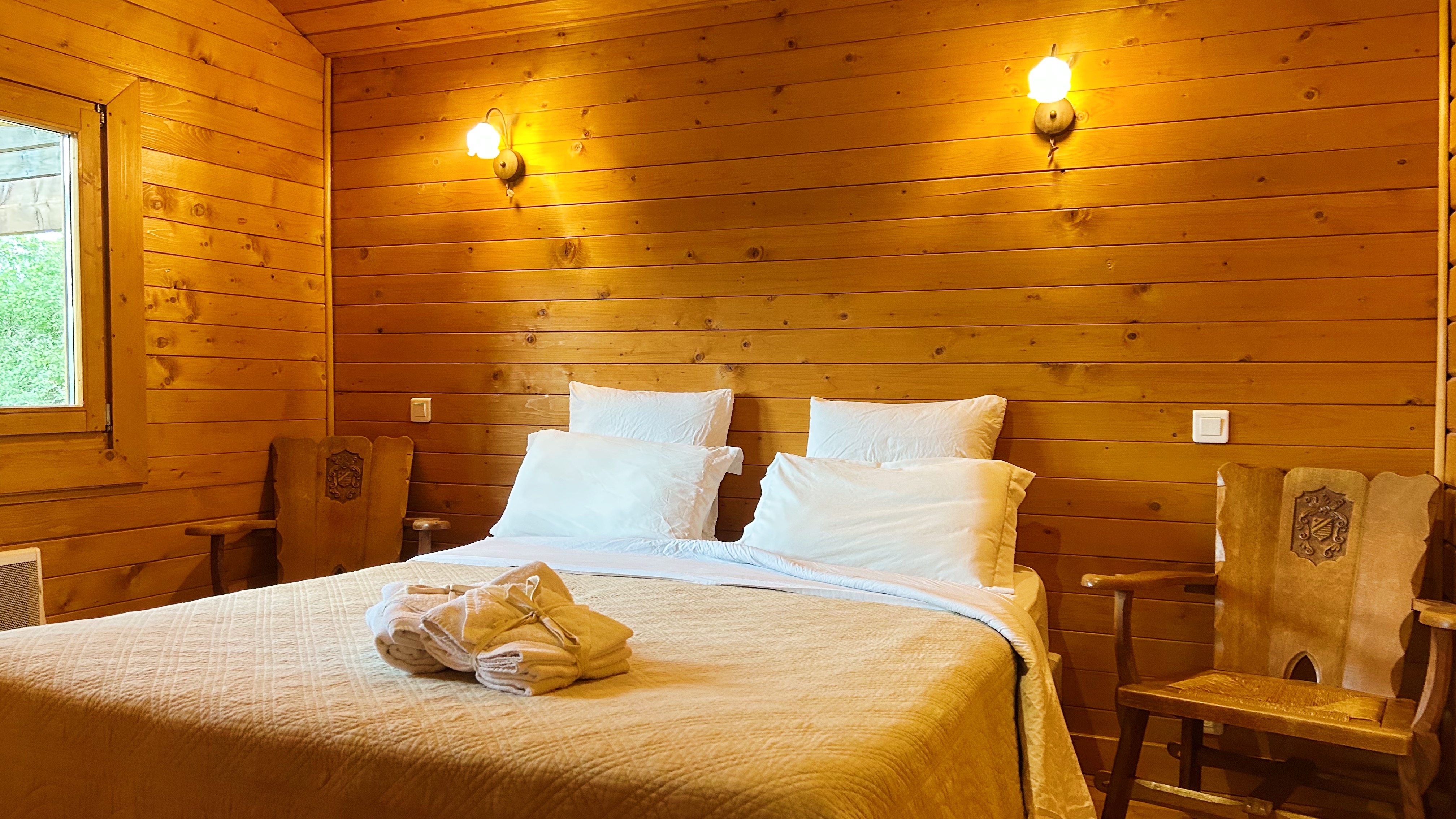 Chalet Edelweiss — Chalet avec véranda panoramique à Dordogne à Alles-sur-Dordogne — espace de vie