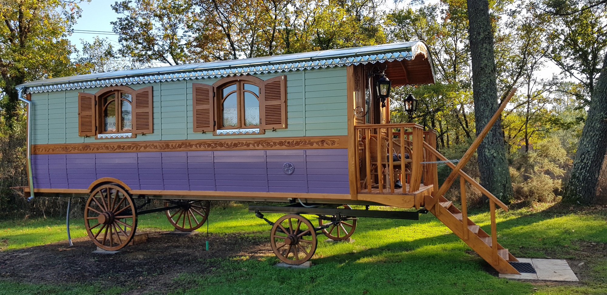 Au Bois Chéri : une roulotte poétique en pleine nature à Bussac-Foret — salle de bain