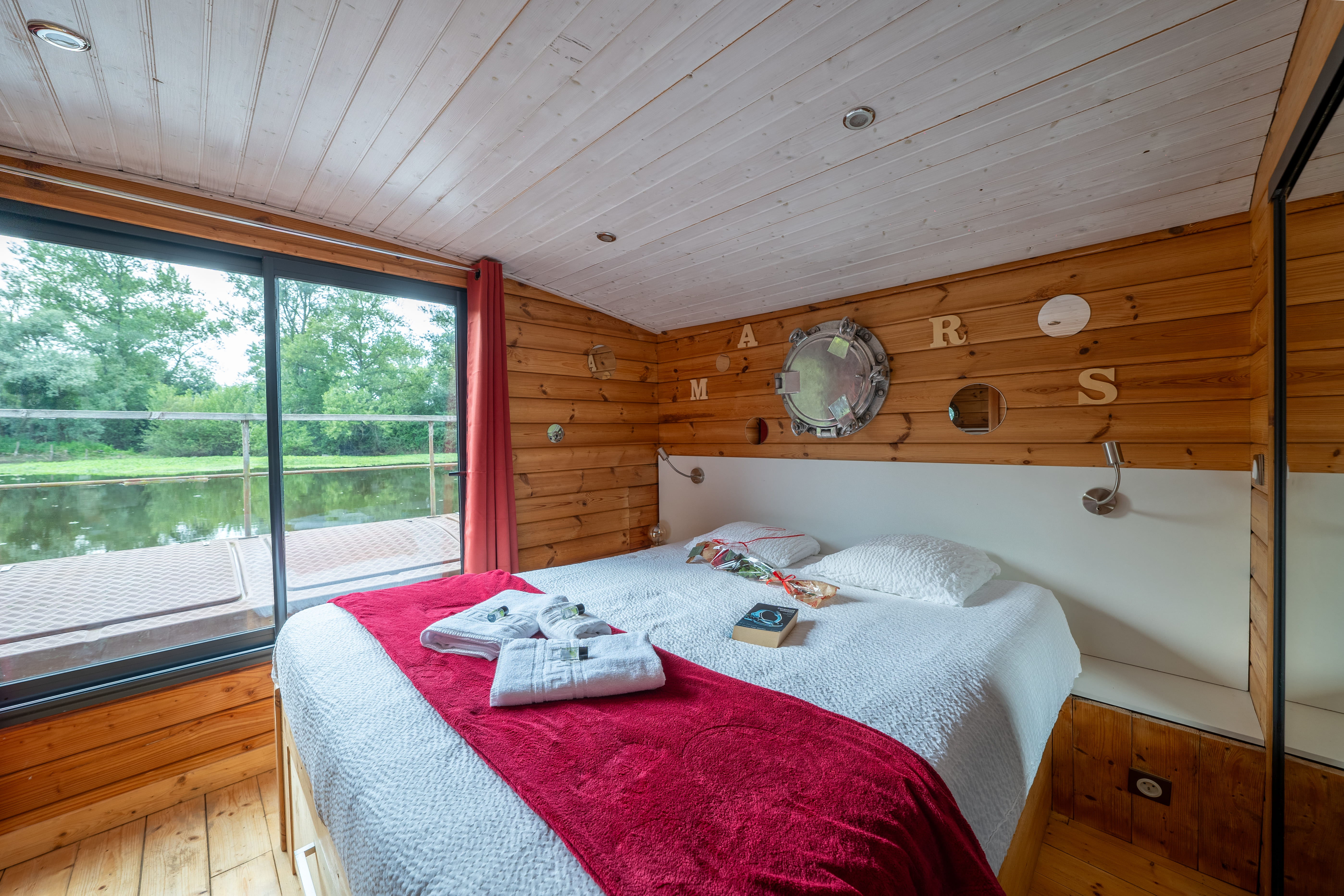 Évasion sensorielle dans une cabane sur l'eau en Auvergne à Chassenard — espace de vie