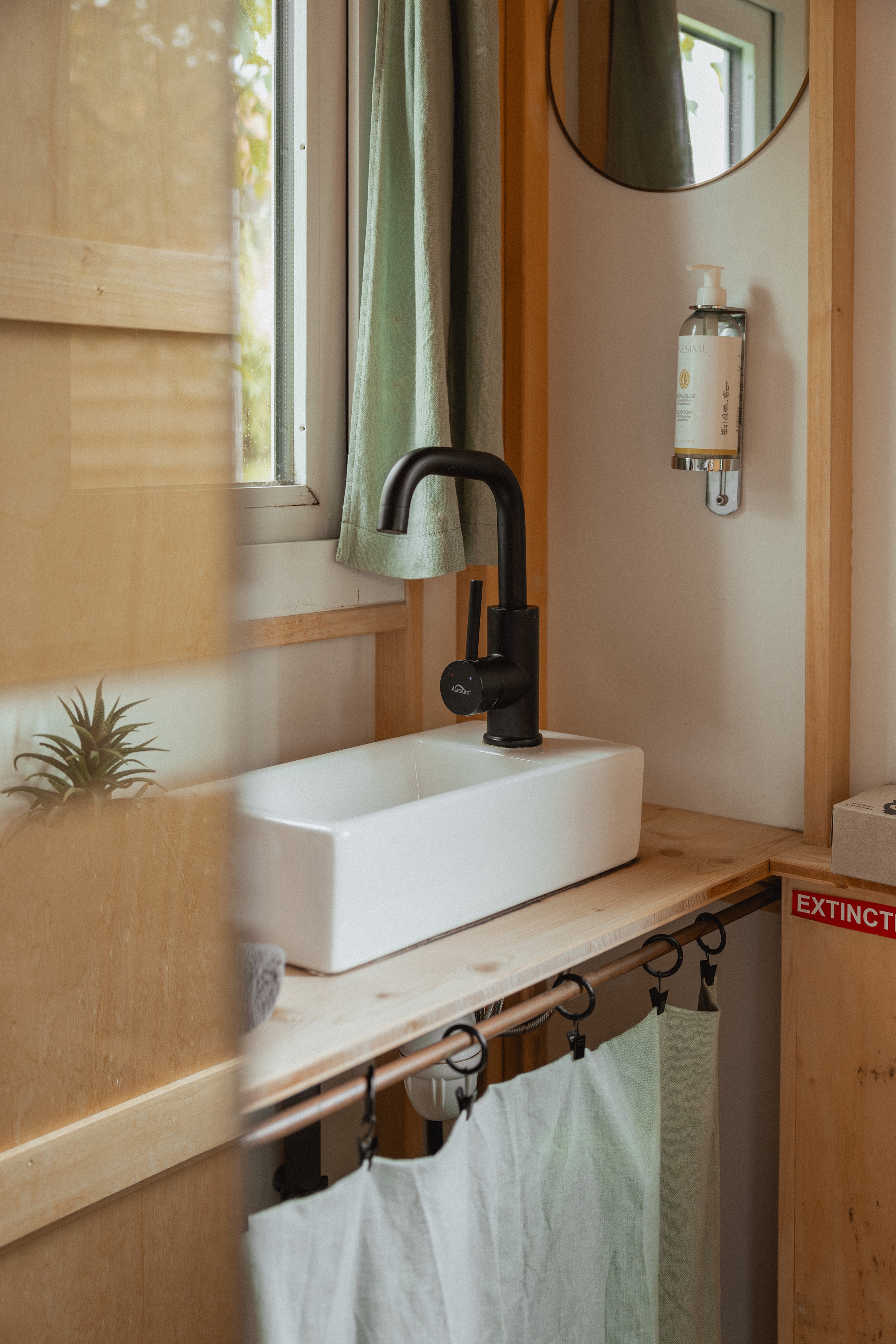 Cabotte Verte & Spa — Tiny House avec Spa à Saône-et-Loire à La Chapelle-du-Mont-de-France — cuisine
