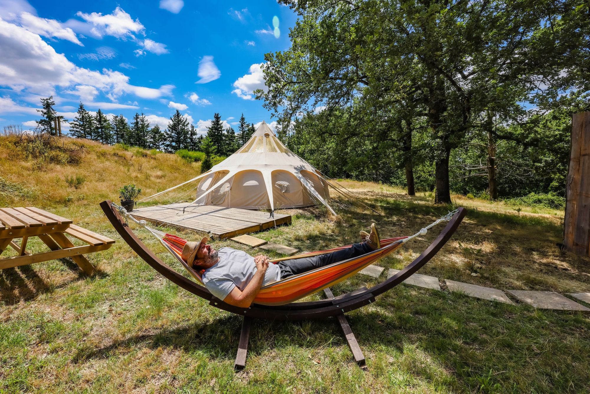 Évasion en tente lodge au cœur des Midi-Pyrénées à Busque — vue intérieure