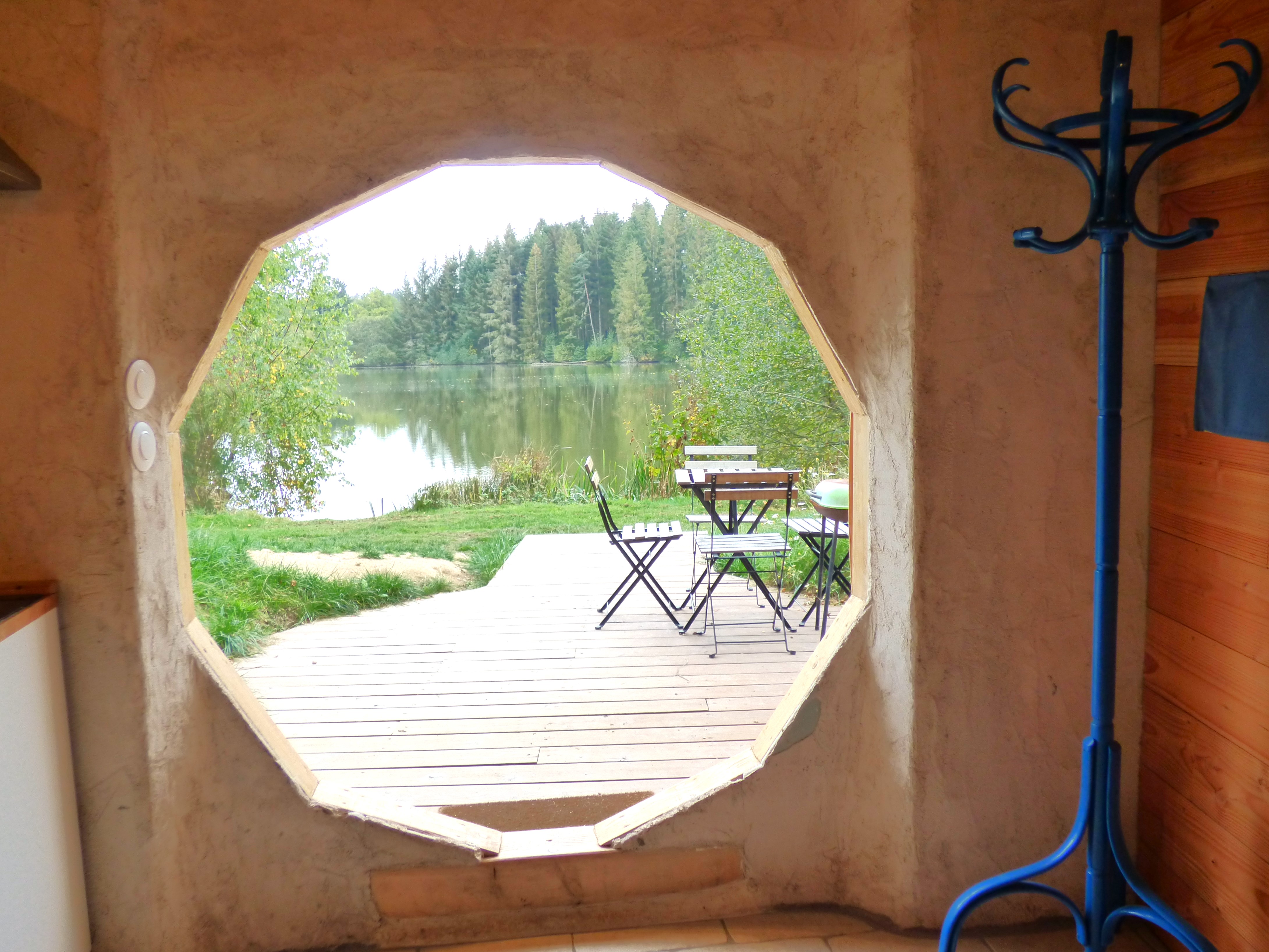 Échappez-vous dans une maison de hobbit au bord d'un lac à Condat-En-Combraille — vue depuis la terrasse