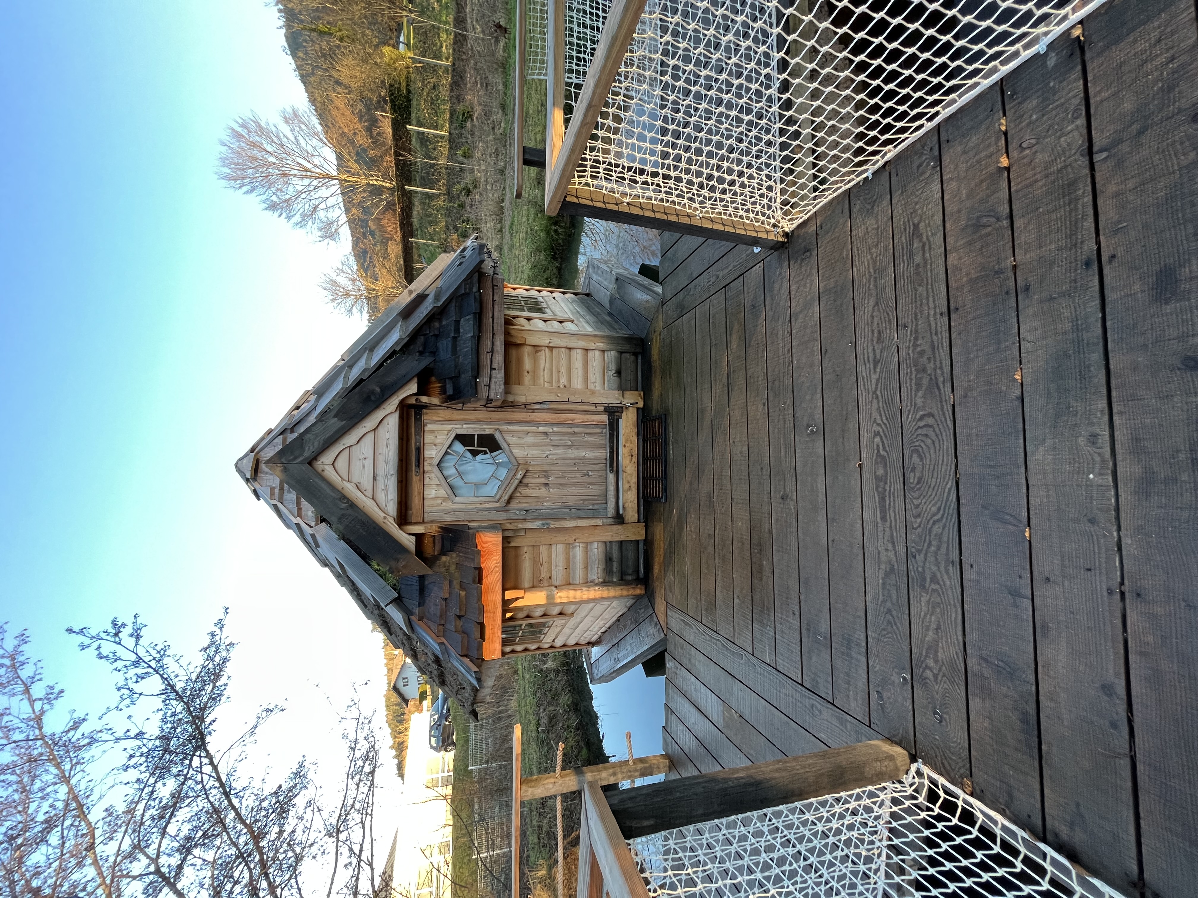 Kota chambre des Cambuses — Cabane sur l'eau avec bain nordique à Saint-Dié-des-Vosges à Saint-Dié-des-Vosges — environnement naturel