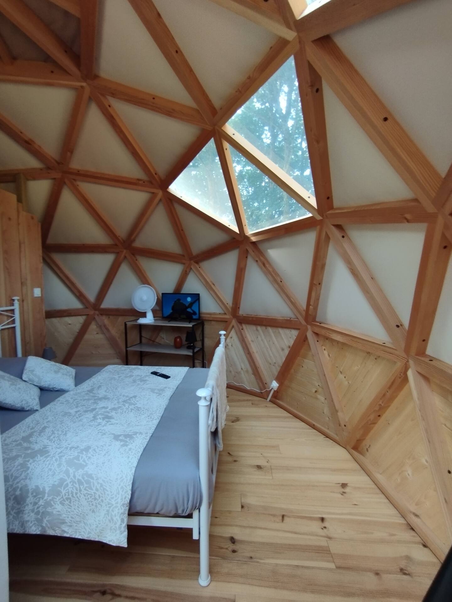 Le Dôme géodésique cocooning & Spa — Dôme avec spa à Yonne à L'Orée des 4 chemins — environnement naturel
