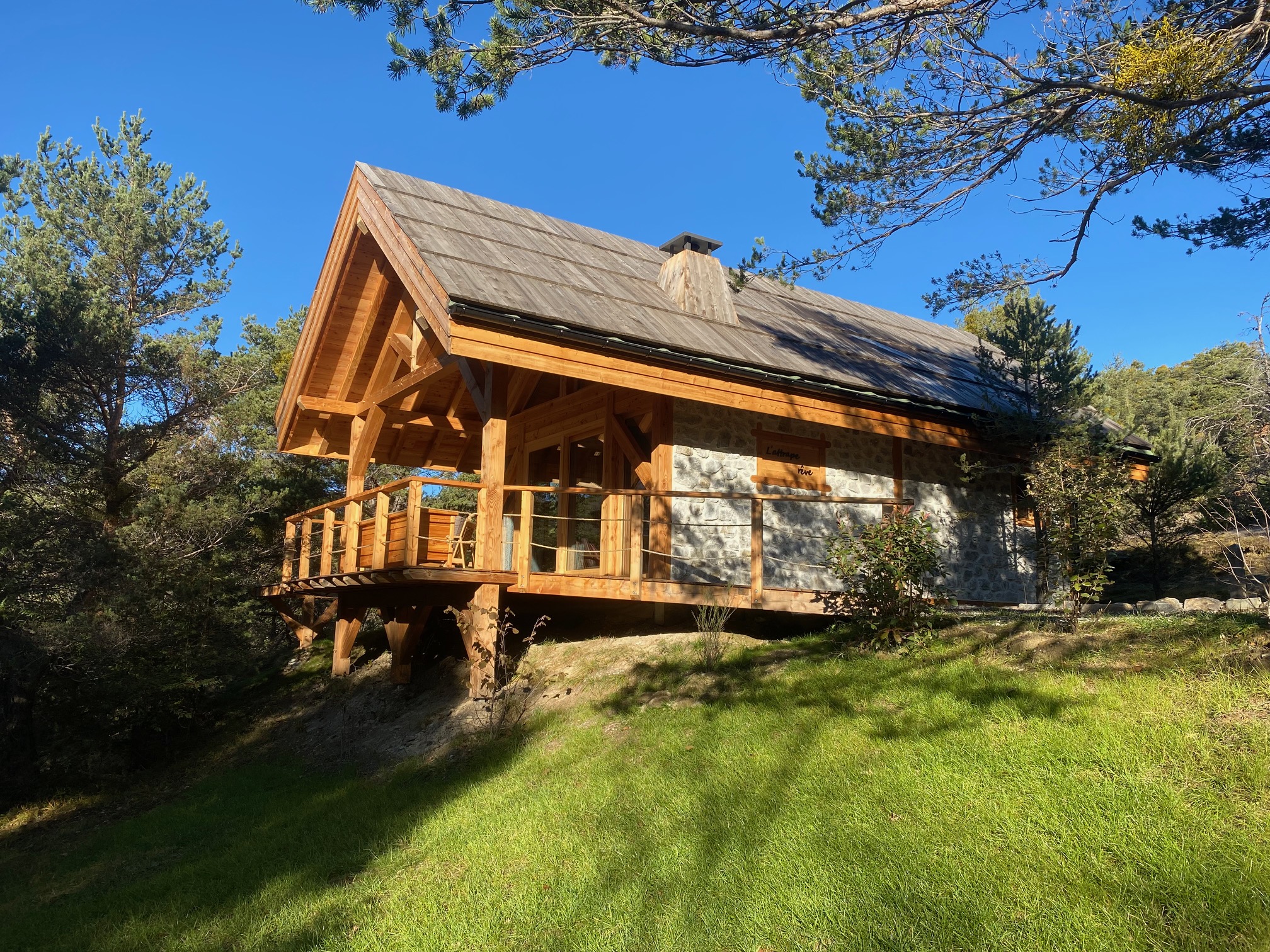 Chalet l'Attrape Rêve - Cabane sur pilotis avec spa privatif — Chalet à Chorges